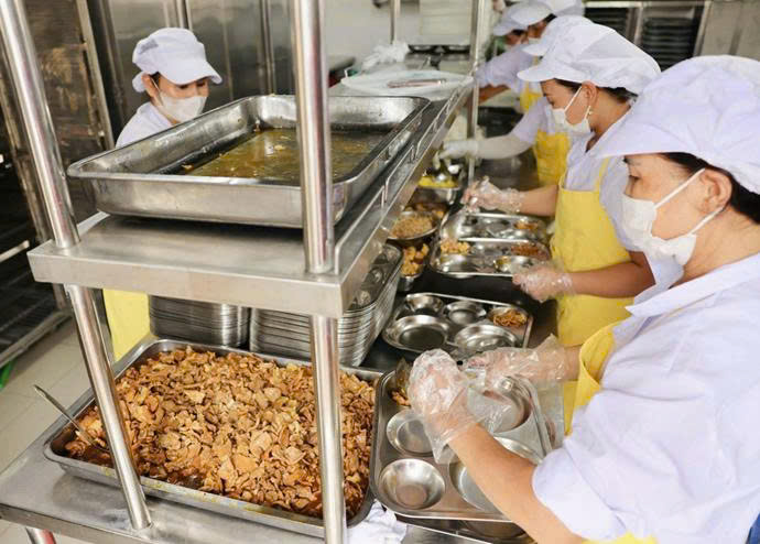 Siết bữa ăn học đường sau loạt vụ thực phẩm bẩn- Ảnh 4. Siết bữa ăn học đường sau loạt vụ thực phẩm bẩn- Ảnh 4.