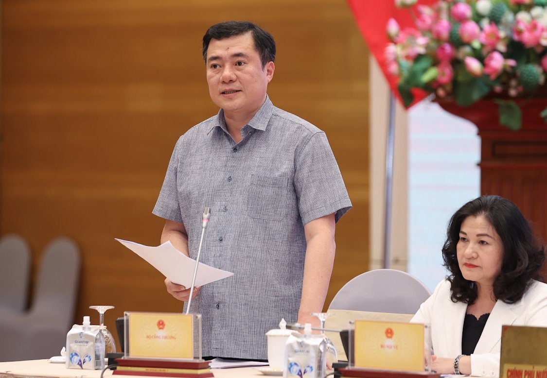 Đảm bảo nguồn cung xăng dầu, không để thiếu điện mùa hè- Ảnh 2. Đảm bảo nguồn cung xăng dầu, không để thiếu điện mùa hè- Ảnh 2.