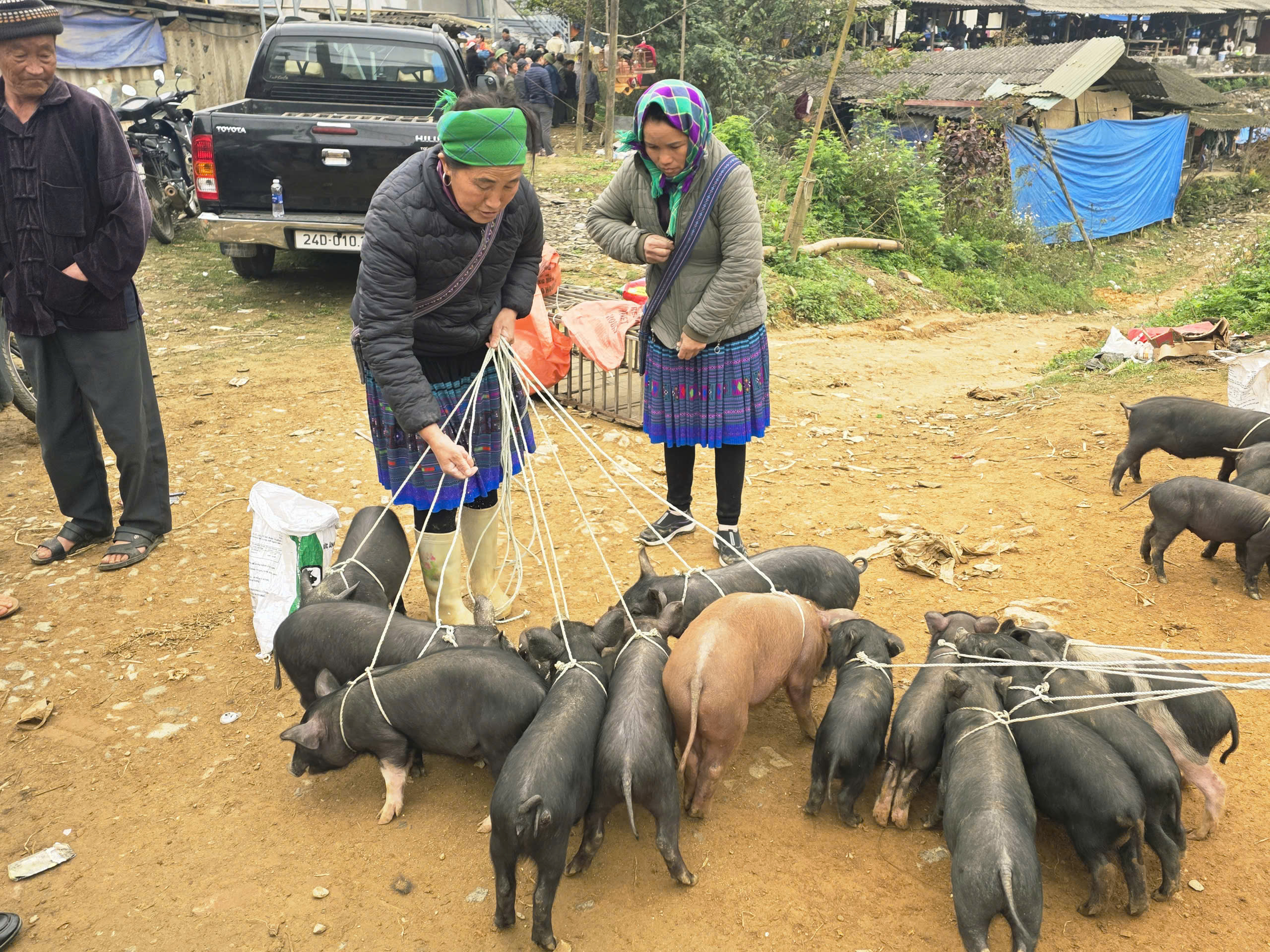 Độc đáo chợ phiên vùng biên ở Lào Cai- Ảnh 2. Độc đáo chợ phiên vùng biên ở Lào Cai- Ảnh 2.
