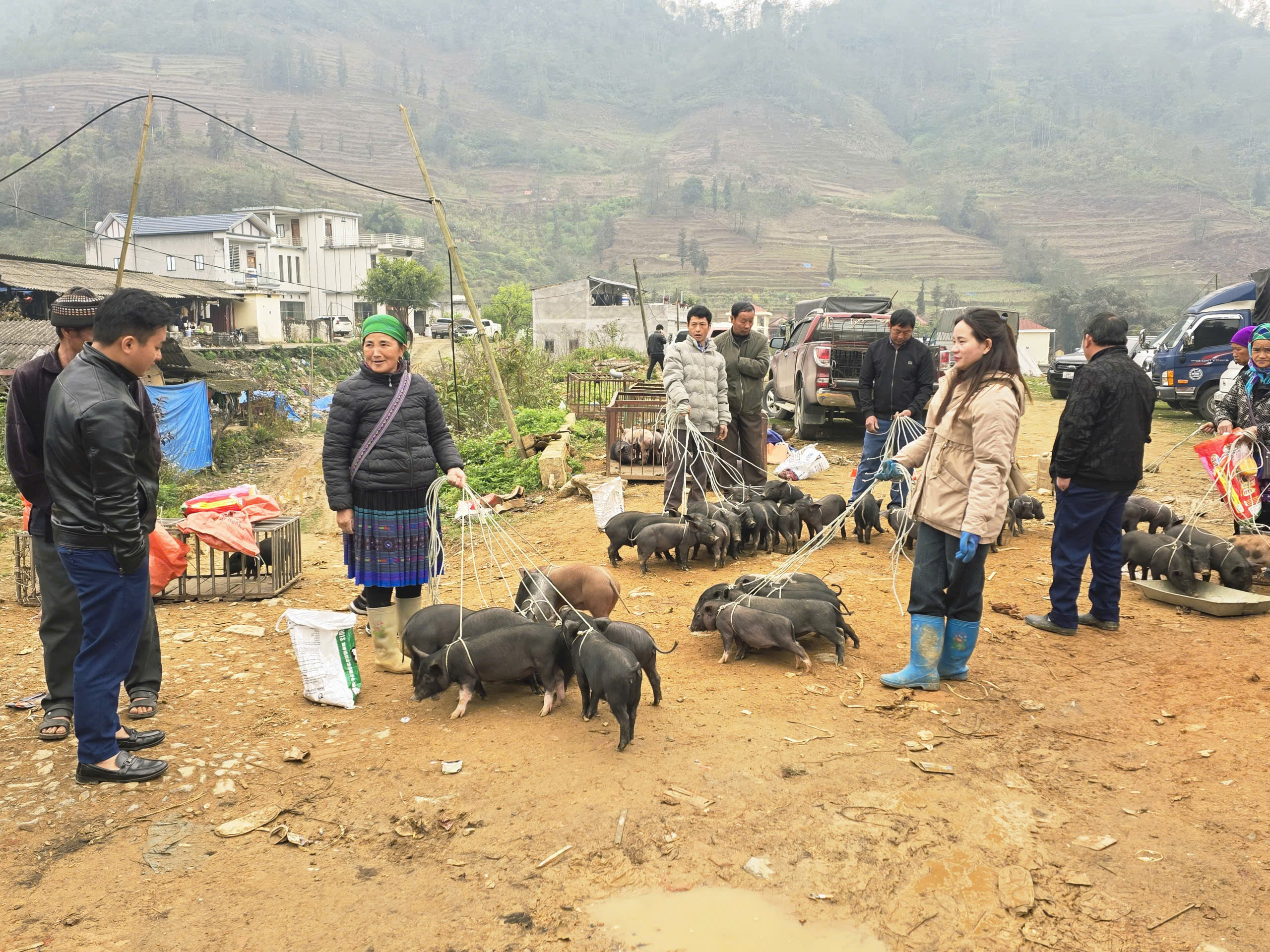 Độc đáo chợ phiên vùng biên ở Lào Cai- Ảnh 3. Độc đáo chợ phiên vùng biên ở Lào Cai- Ảnh 3.