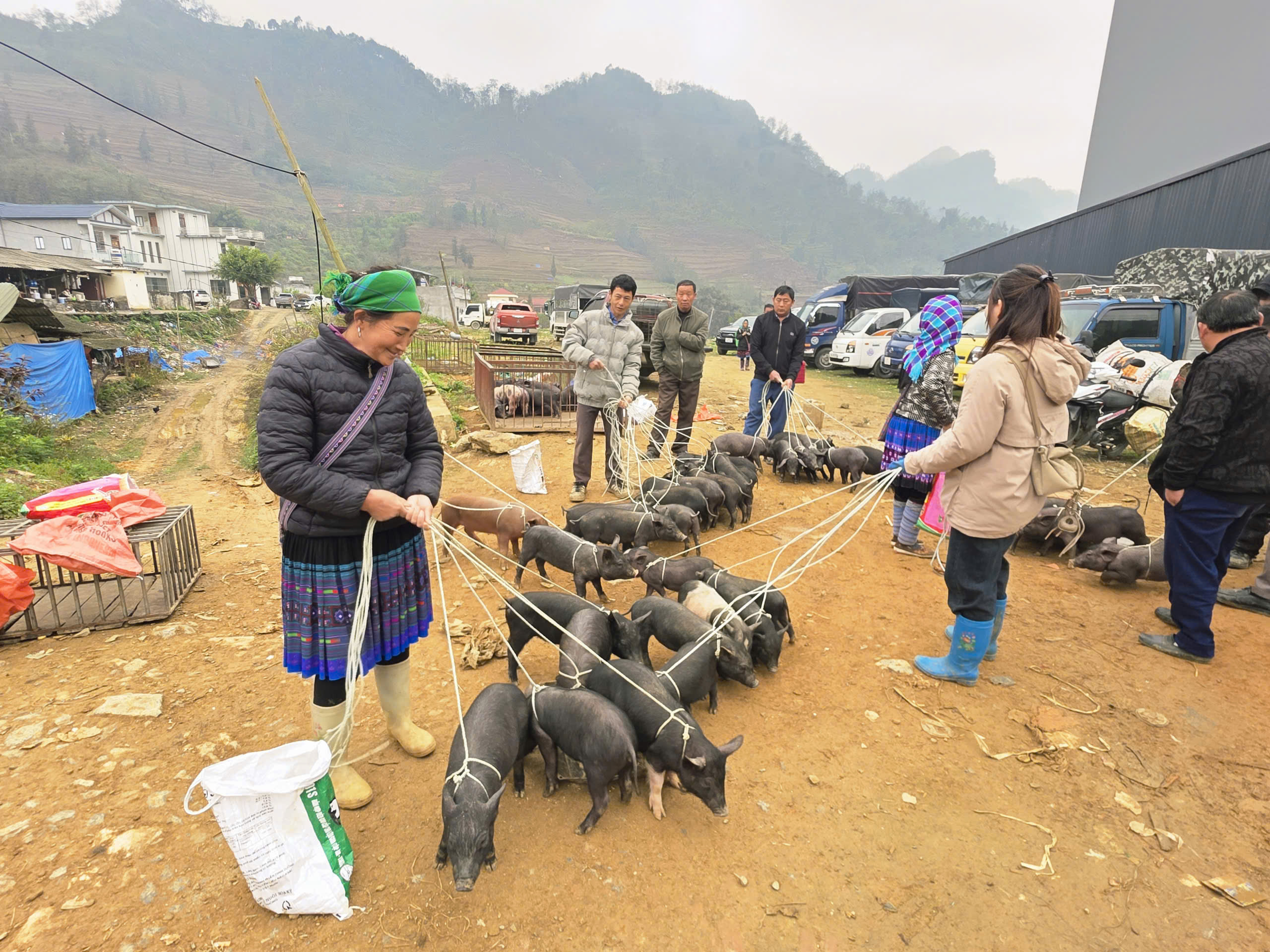 Độc đáo chợ phiên vùng biên ở Lào Cai- Ảnh 13. Độc đáo chợ phiên vùng biên ở Lào Cai- Ảnh 13.