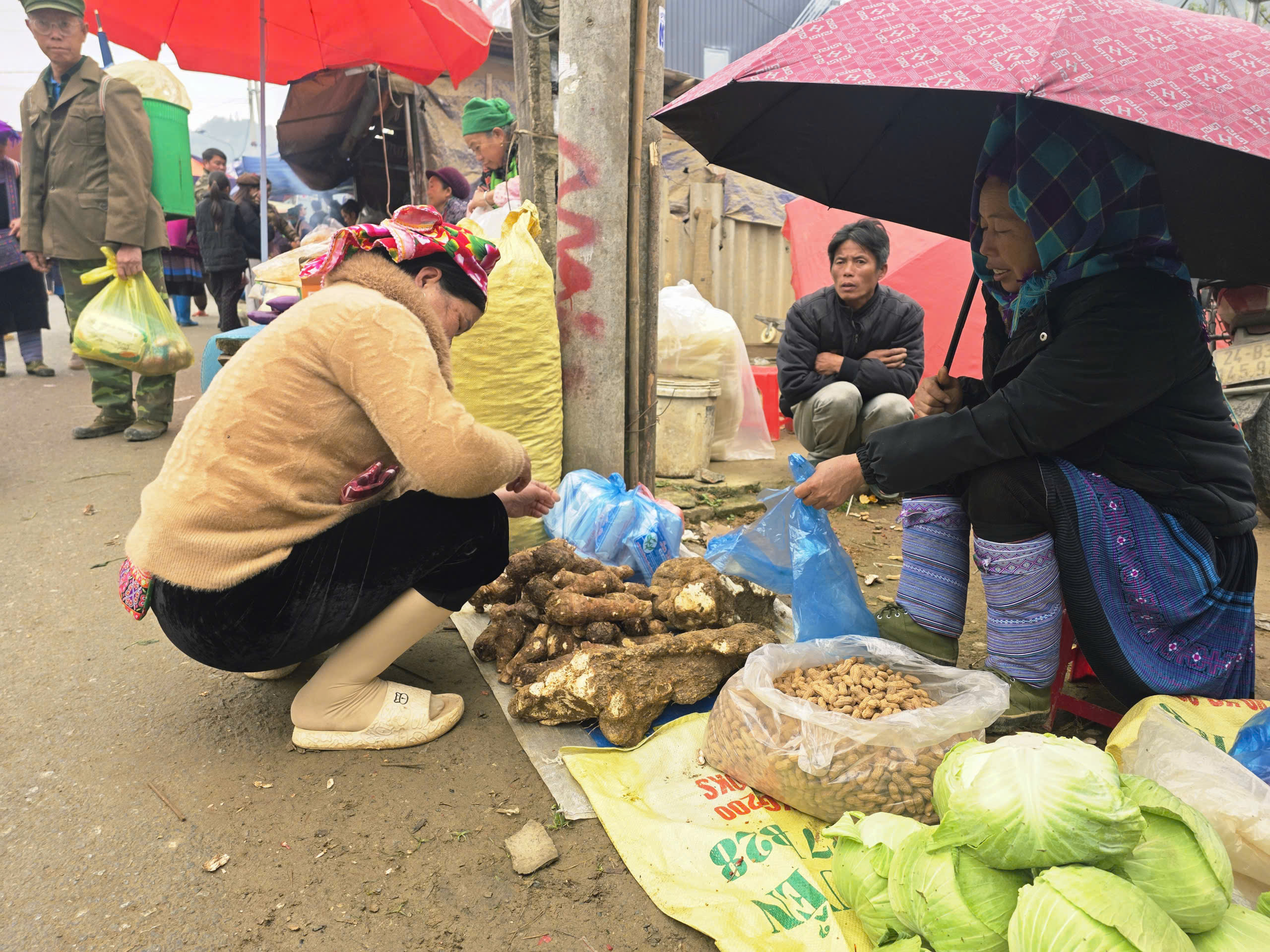 Độc đáo chợ phiên vùng biên ở Lào Cai- Ảnh 8. Độc đáo chợ phiên vùng biên ở Lào Cai- Ảnh 8.