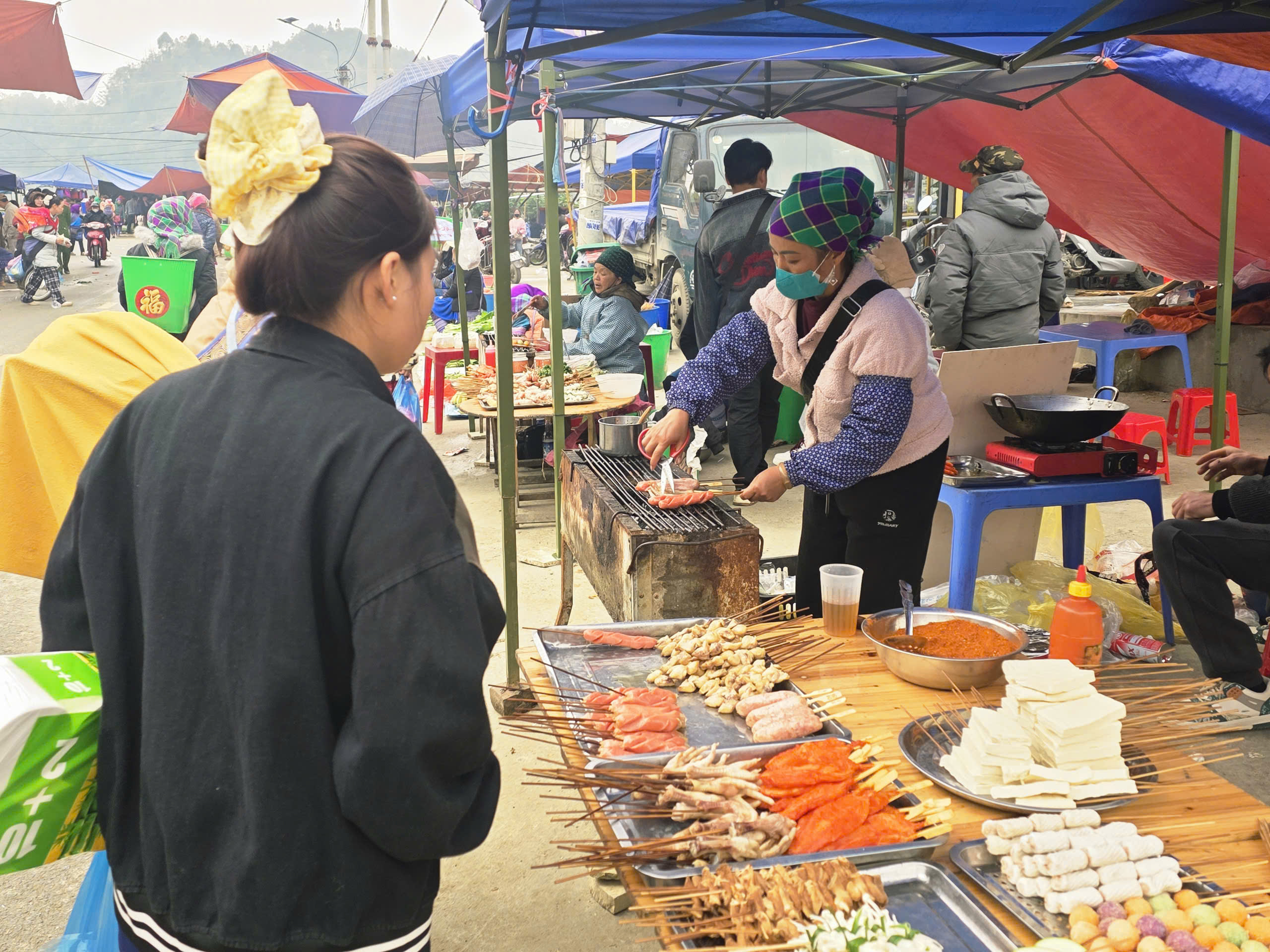 Độc đáo chợ phiên vùng biên ở Lào Cai- Ảnh 17. Độc đáo chợ phiên vùng biên ở Lào Cai- Ảnh 17.