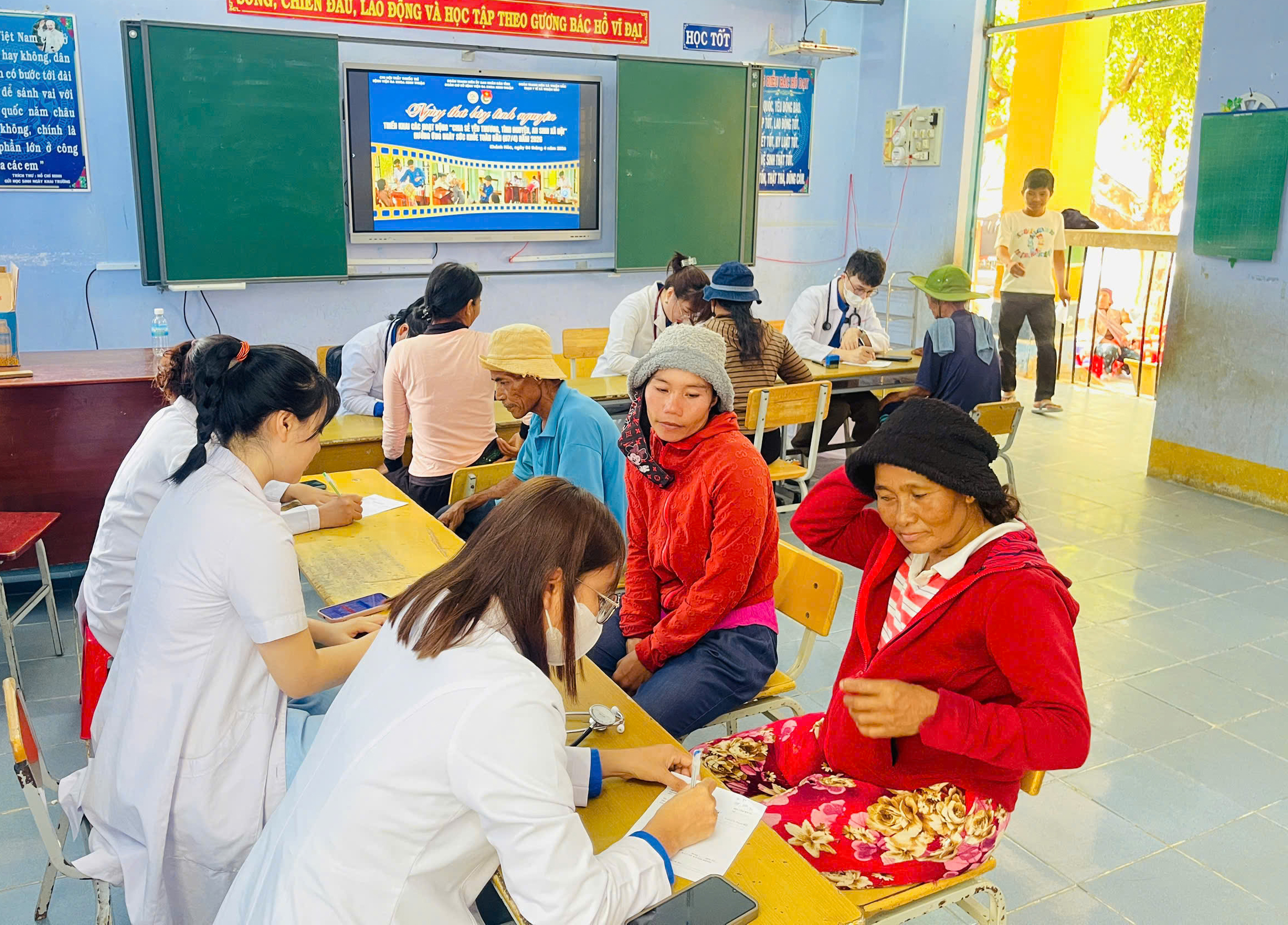 Kh&aacute;nh H&ograve;a hưởng ứng Ng&agrave;y Sức khỏe to&agrave;n d&acirc;n, th&uacute;c đẩy chủ động ph&ograve;ng bệnh trong cộng đồng- Ảnh 2.