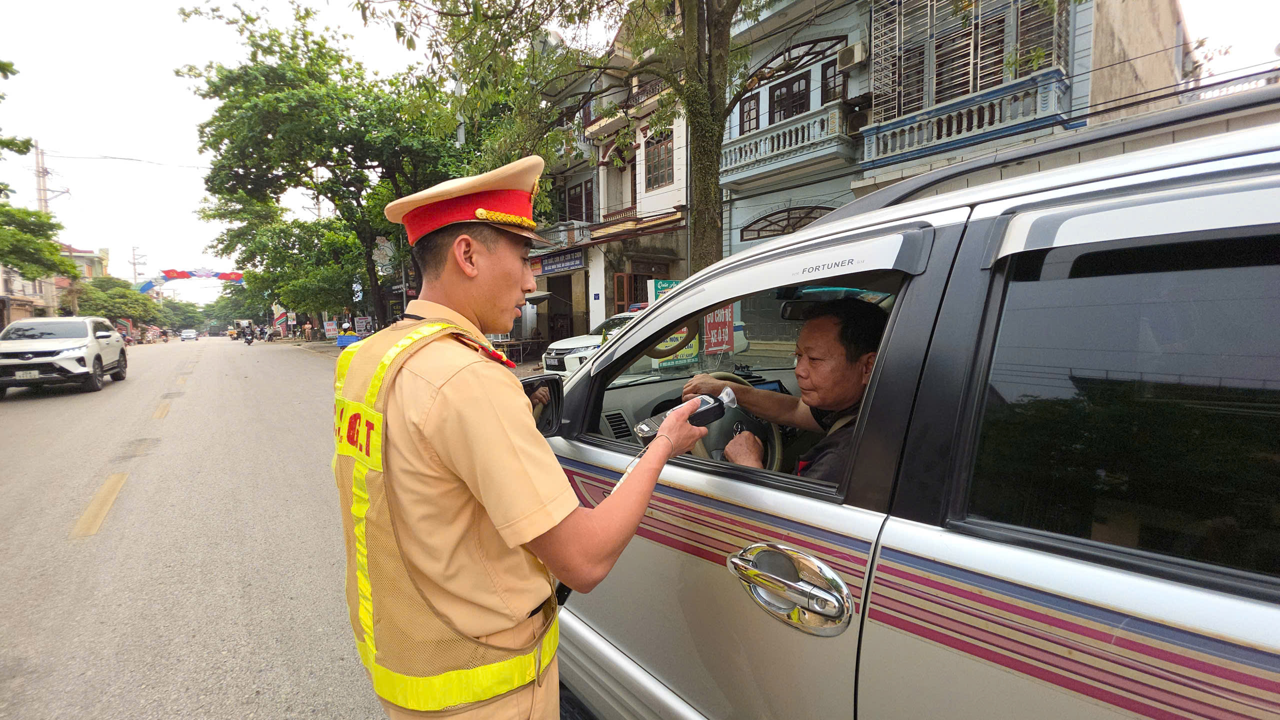 CSGT Sơn La chủ động đảm bảo ATGT trước cao điểm du lịch 30/4- Ảnh 2.