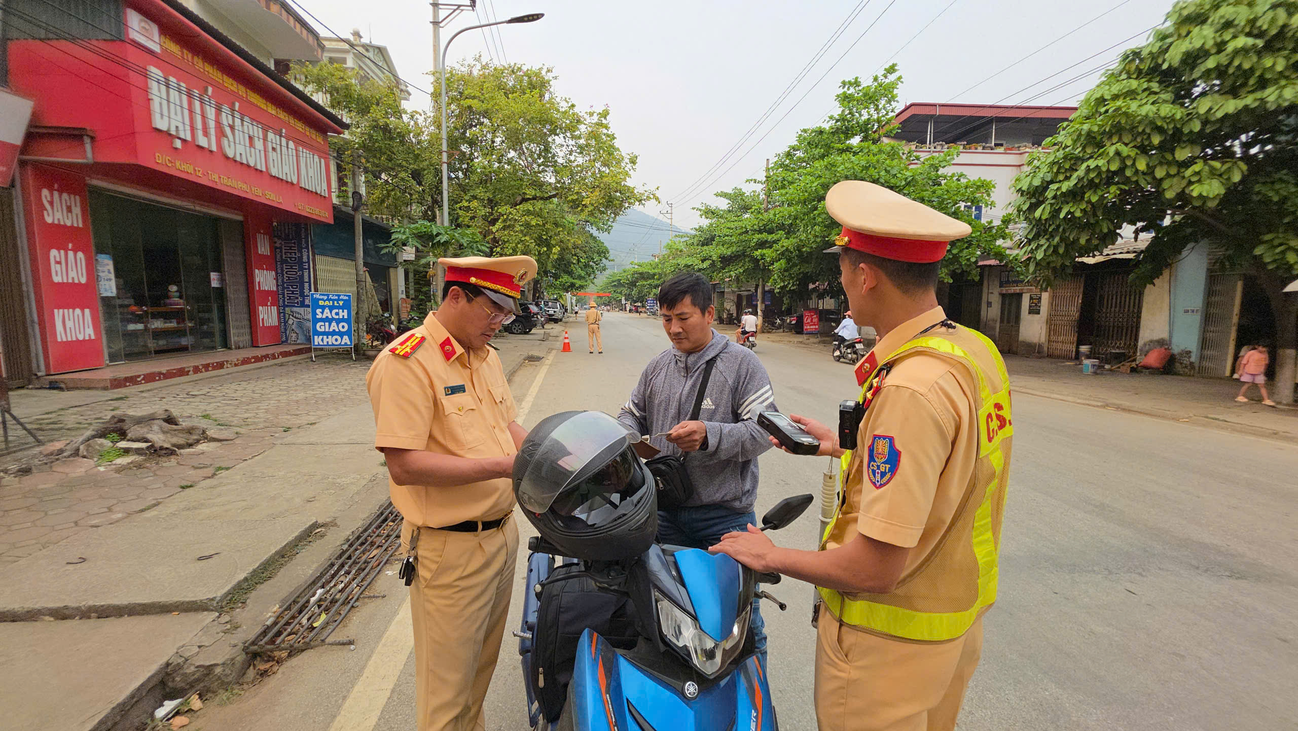 CSGT Sơn La chủ động đảm bảo ATGT trước cao điểm du lịch 30/4- Ảnh 3.