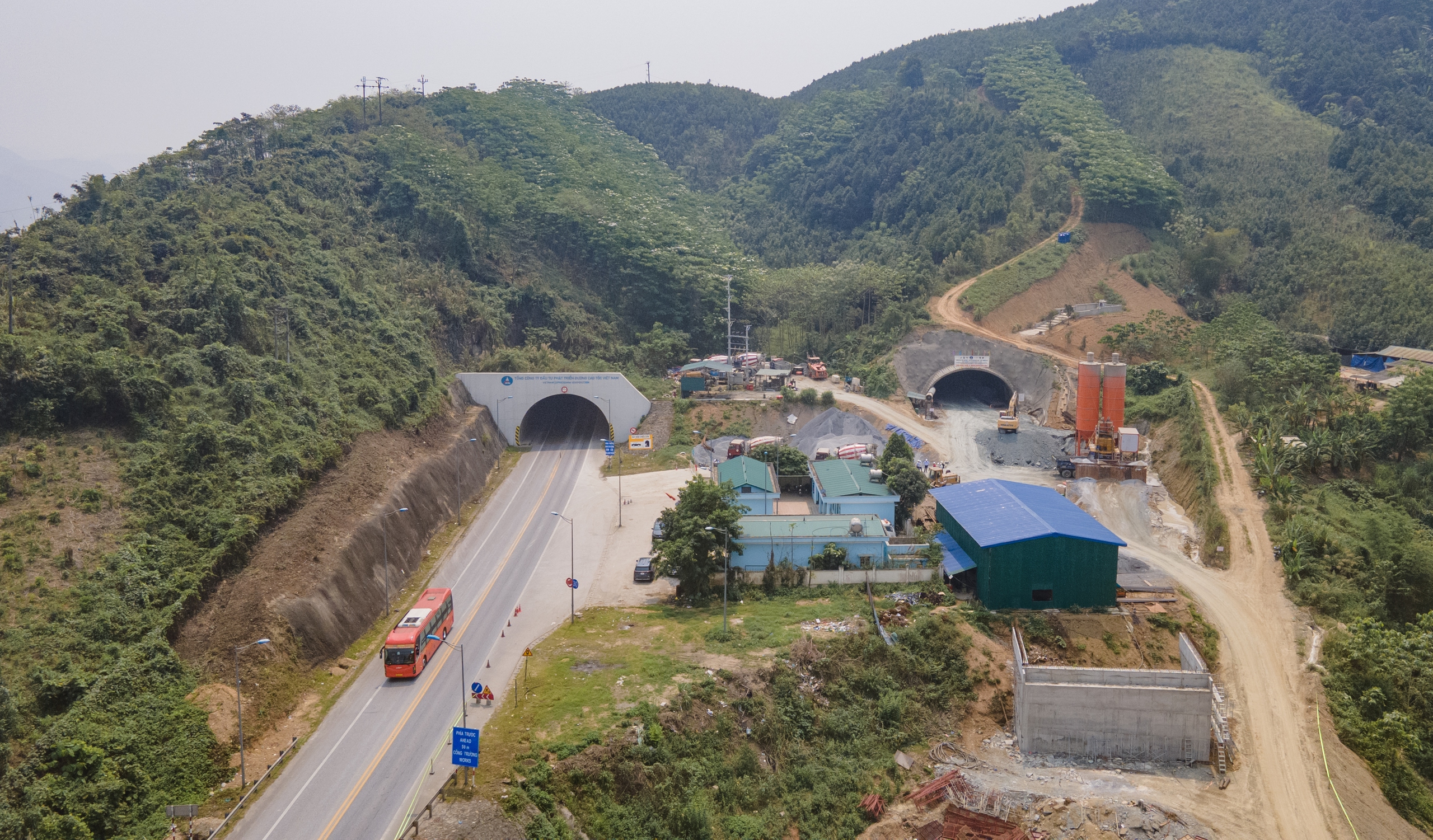 Bắt trọn nhịp thi c&ocirc;ng ng&agrave;y đ&ecirc;m tr&ecirc;n tuyến cao tốc Y&ecirc;n B&aacute;i - L&agrave;o Cai- Ảnh 9.