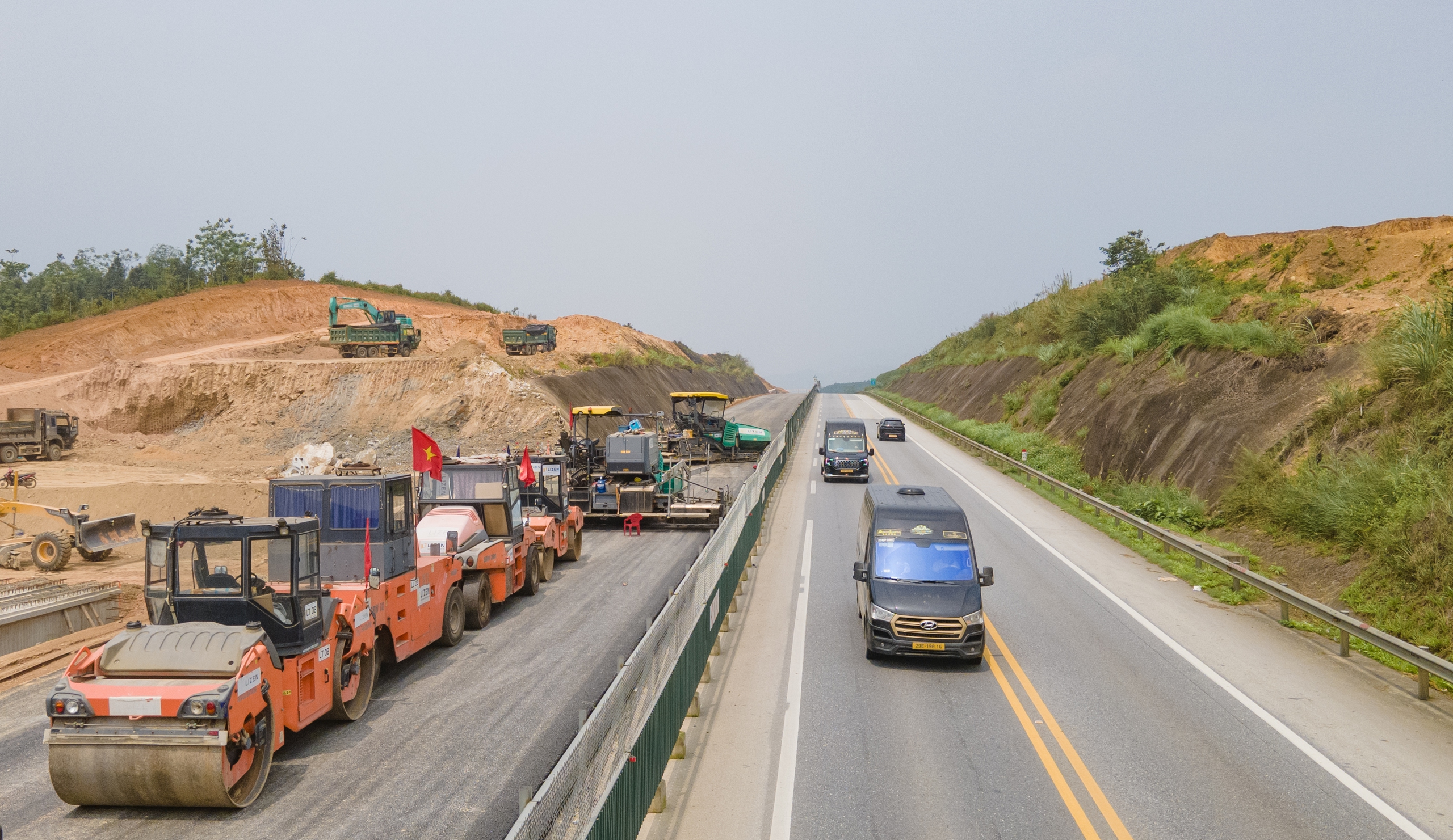 Bắt trọn nhịp thi c&ocirc;ng ng&agrave;y đ&ecirc;m tr&ecirc;n tuyến cao tốc Y&ecirc;n B&aacute;i - L&agrave;o Cai- Ảnh 17.