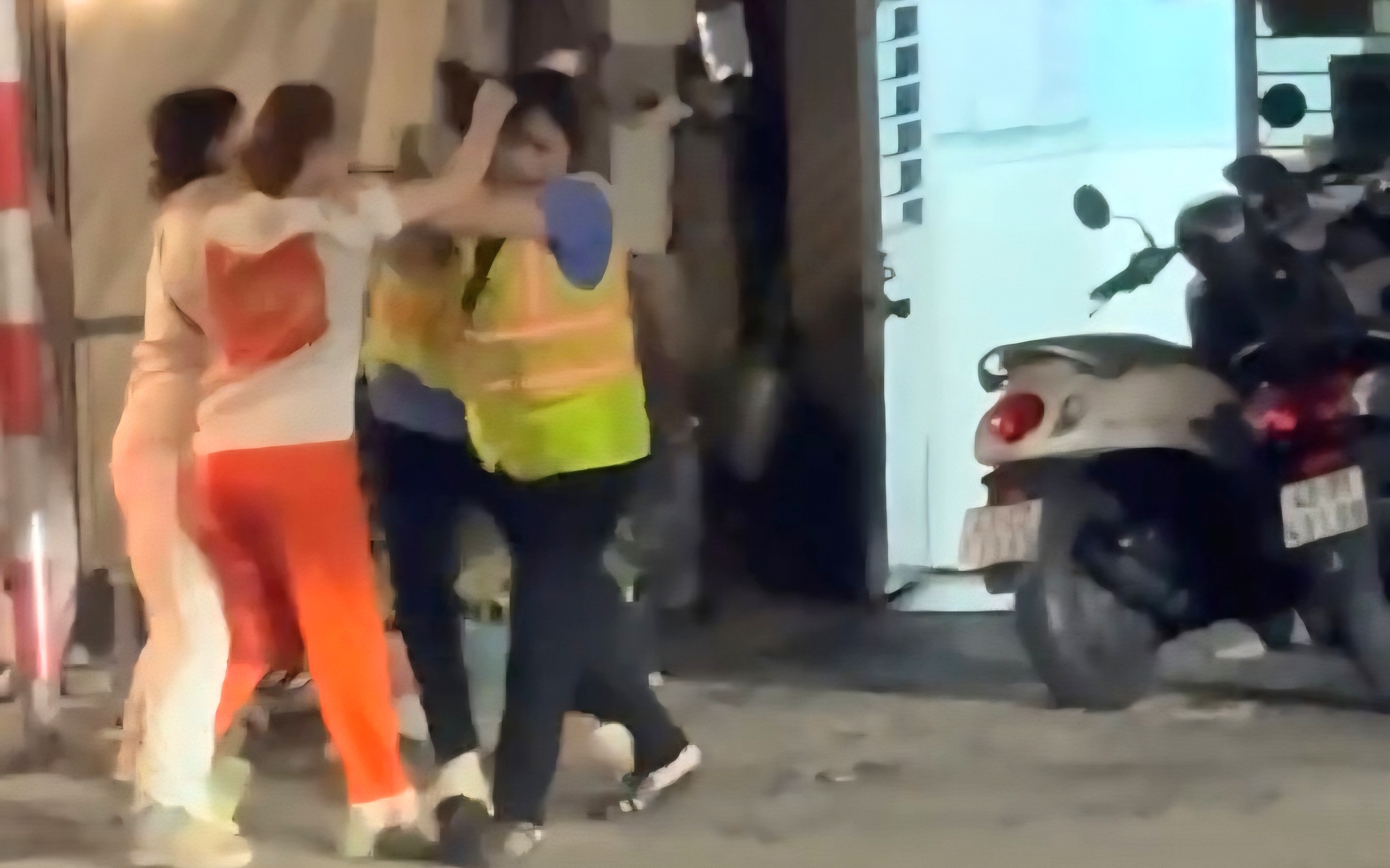 Người phụ nữ bất chấp đ&egrave;n đỏ, vượt qua đường ray h&agrave;nh hung nh&acirc;n vi&ecirc;n g&aacute;c chắn