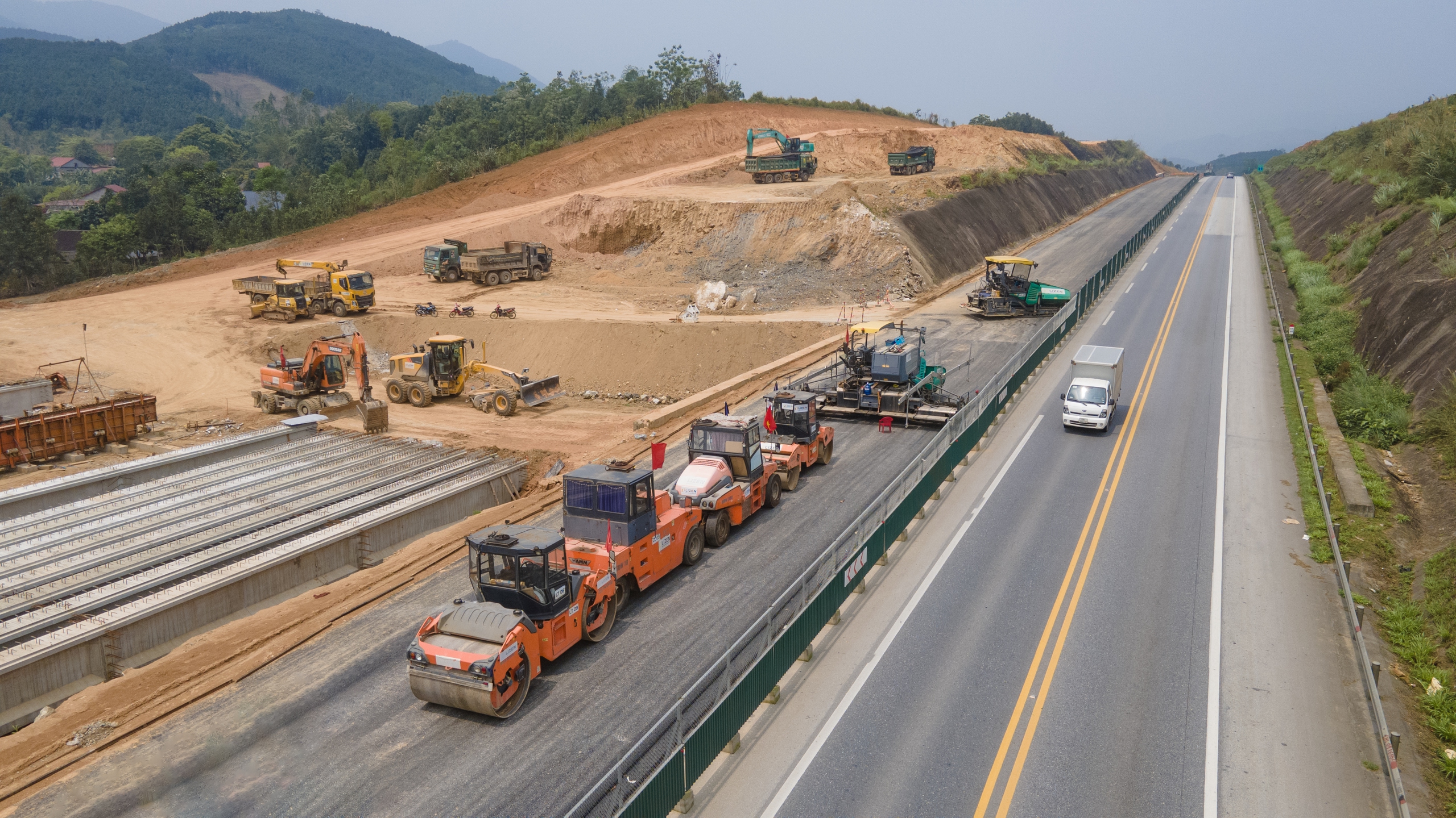 Bắt trọn nhịp thi c&ocirc;ng ng&agrave;y đ&ecirc;m tr&ecirc;n tuyến cao tốc Y&ecirc;n B&aacute;i - L&agrave;o Cai- Ảnh 11.