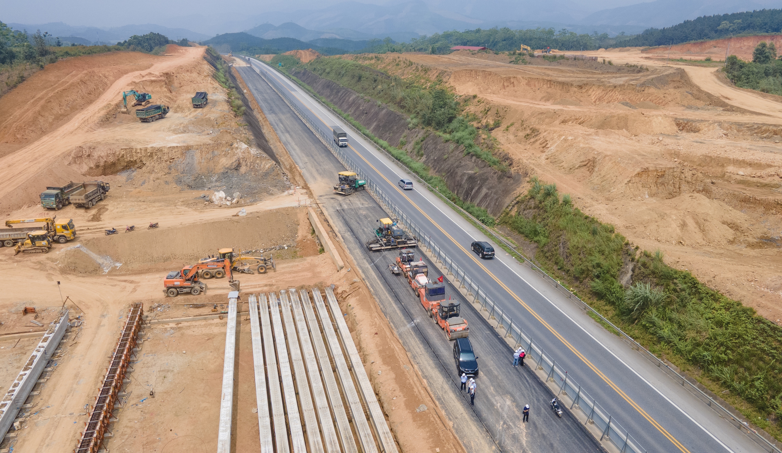 Bắt trọn nhịp thi c&ocirc;ng ng&agrave;y đ&ecirc;m tr&ecirc;n tuyến cao tốc Y&ecirc;n B&aacute;i - L&agrave;o Cai- Ảnh 13.