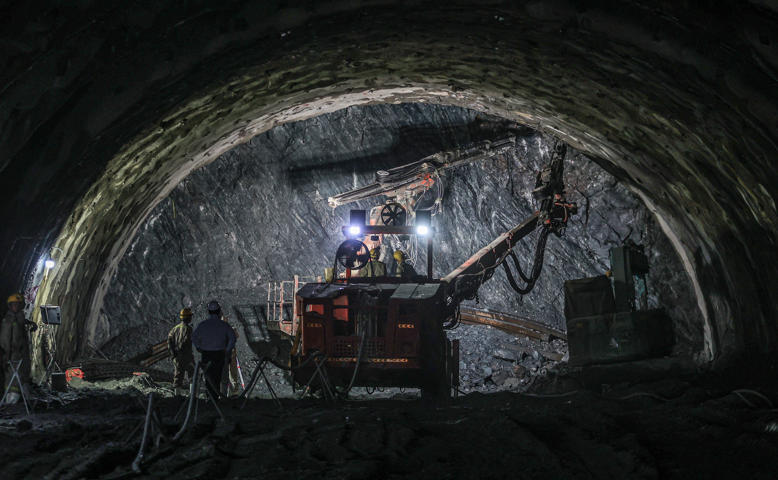 Bắt trọn nhịp thi c&ocirc;ng ng&agrave;y đ&ecirc;m tr&ecirc;n tuyến cao tốc Y&ecirc;n B&aacute;i - L&agrave;o Cai- Ảnh 8.