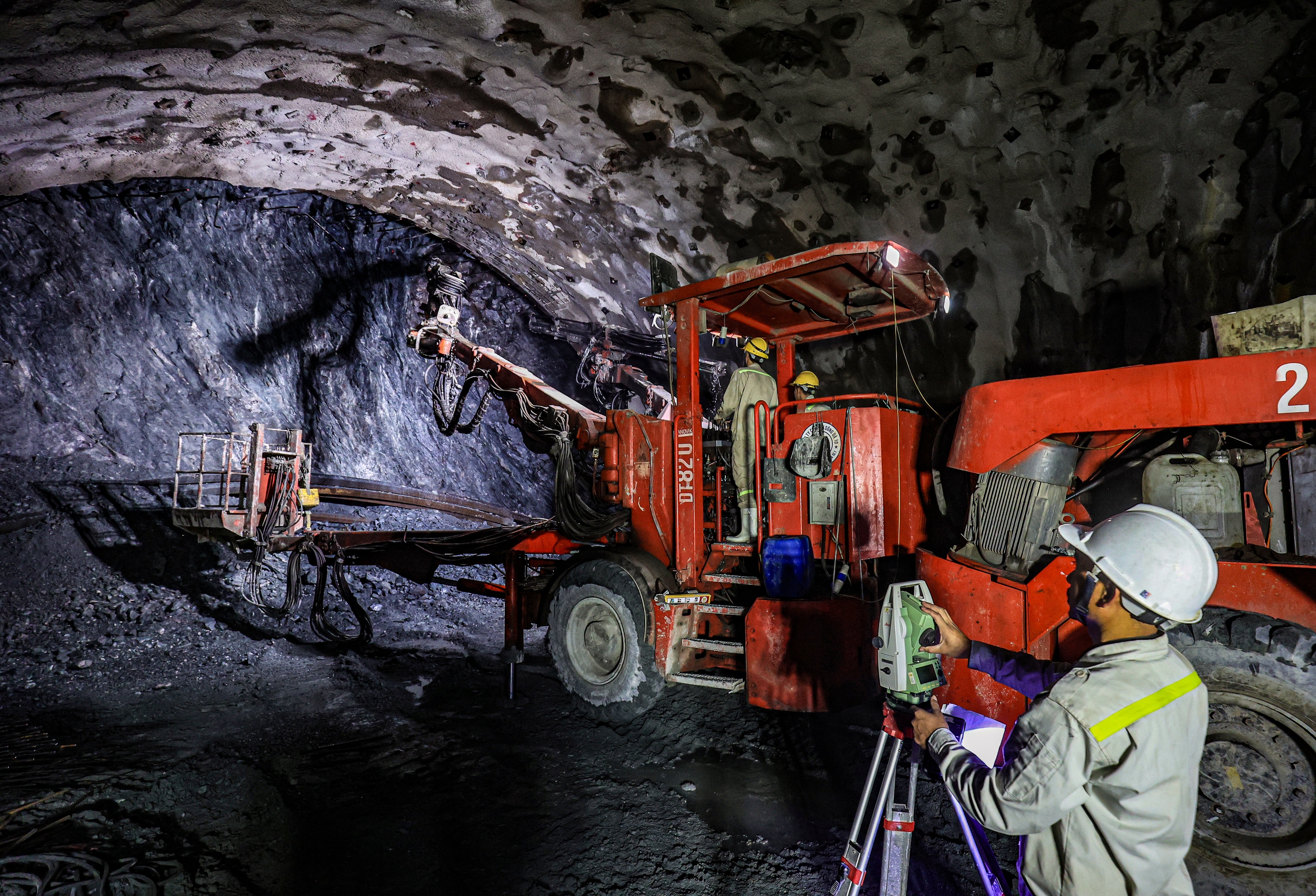 Bắt trọn nhịp thi c&ocirc;ng ng&agrave;y đ&ecirc;m tr&ecirc;n tuyến cao tốc Y&ecirc;n B&aacute;i - L&agrave;o Cai- Ảnh 1.