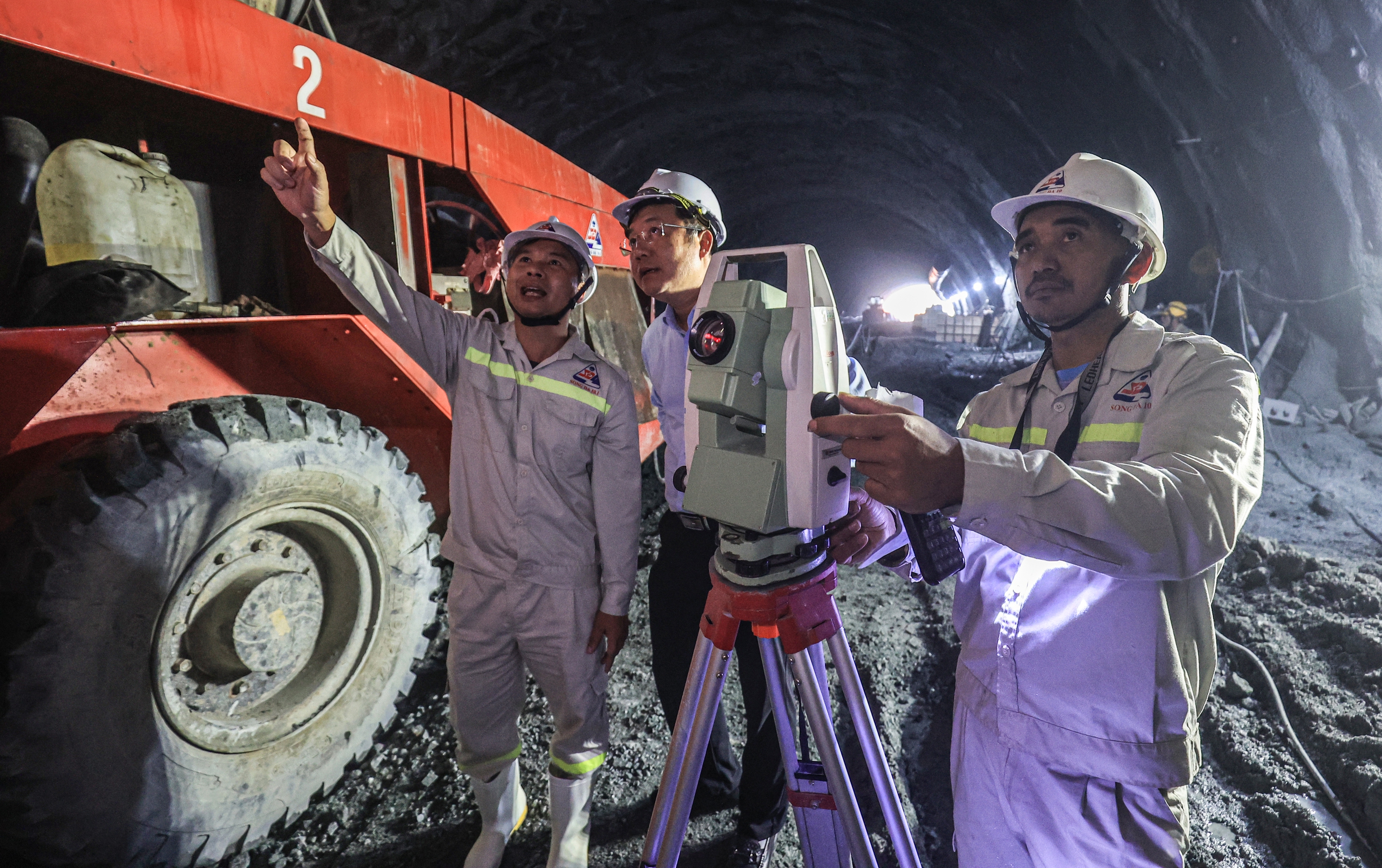 Bắt trọn nhịp thi c&ocirc;ng ng&agrave;y đ&ecirc;m tr&ecirc;n tuyến cao tốc Y&ecirc;n B&aacute;i - L&agrave;o Cai- Ảnh 2.