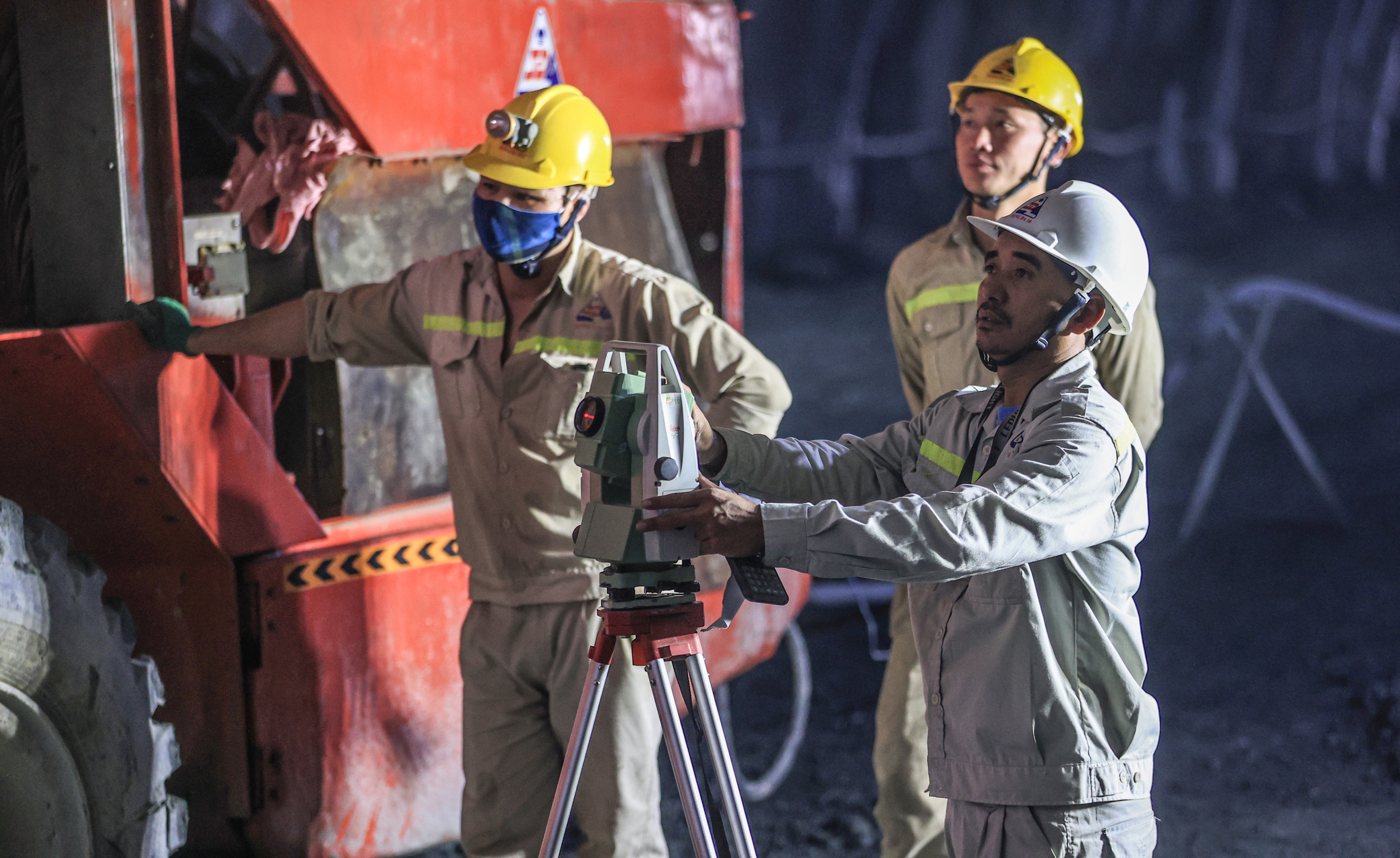 Bắt trọn nhịp thi c&ocirc;ng ng&agrave;y đ&ecirc;m tr&ecirc;n tuyến cao tốc Y&ecirc;n B&aacute;i - L&agrave;o Cai- Ảnh 6.