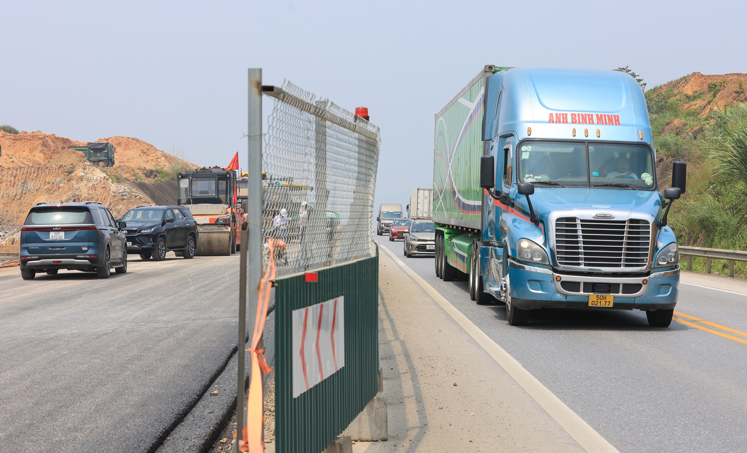 Bắt trọn nhịp thi c&ocirc;ng ng&agrave;y đ&ecirc;m tr&ecirc;n tuyến cao tốc Y&ecirc;n B&aacute;i - L&agrave;o Cai- Ảnh 15.