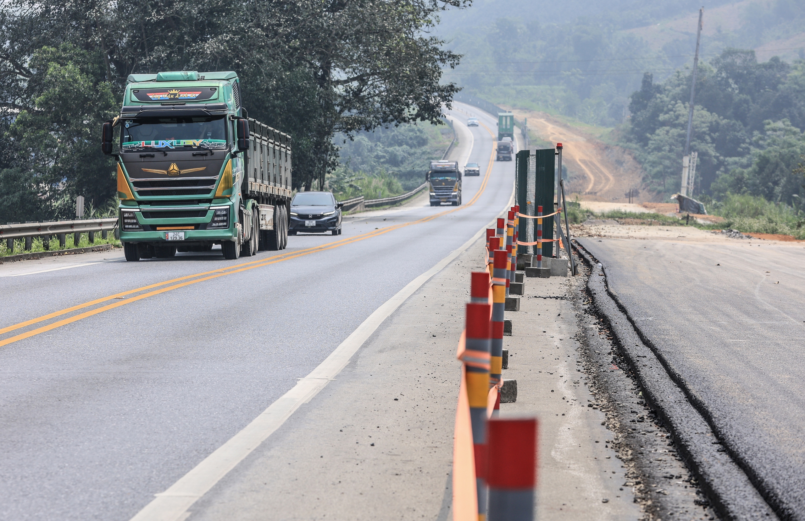 Bắt trọn nhịp thi c&ocirc;ng ng&agrave;y đ&ecirc;m tr&ecirc;n tuyến cao tốc Y&ecirc;n B&aacute;i - L&agrave;o Cai- Ảnh 16.