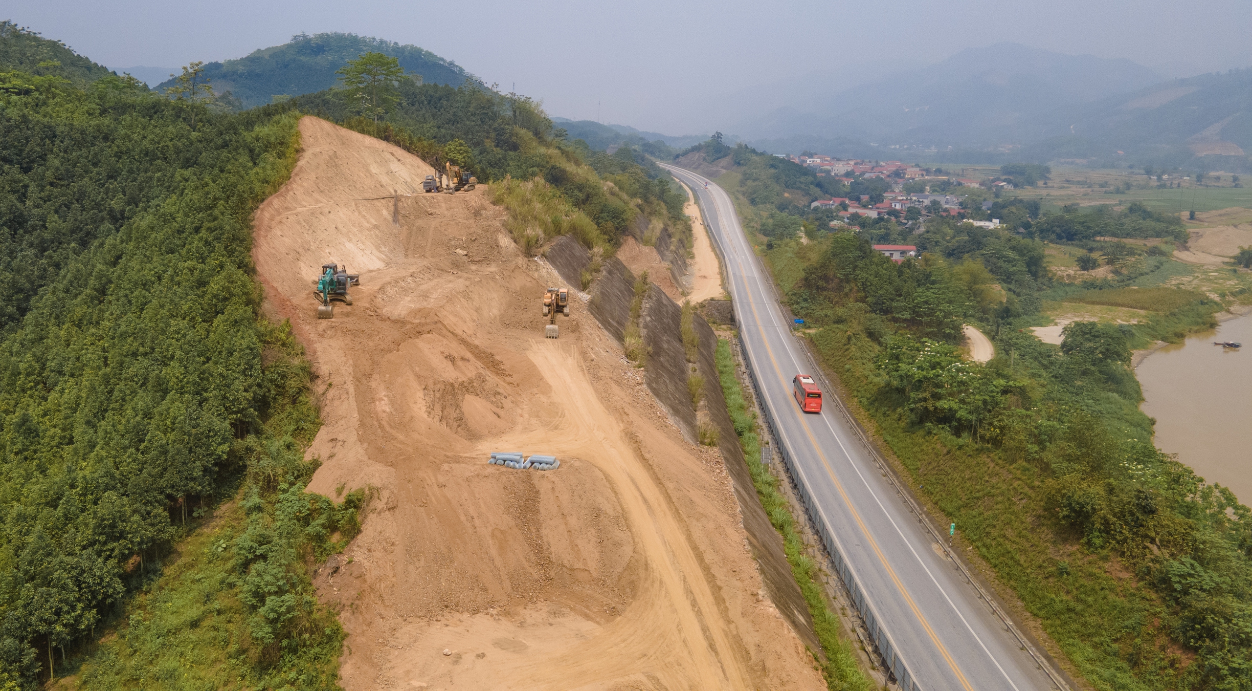 Bắt trọn nhịp thi c&ocirc;ng ng&agrave;y đ&ecirc;m tr&ecirc;n tuyến cao tốc Y&ecirc;n B&aacute;i - L&agrave;o Cai- Ảnh 19.