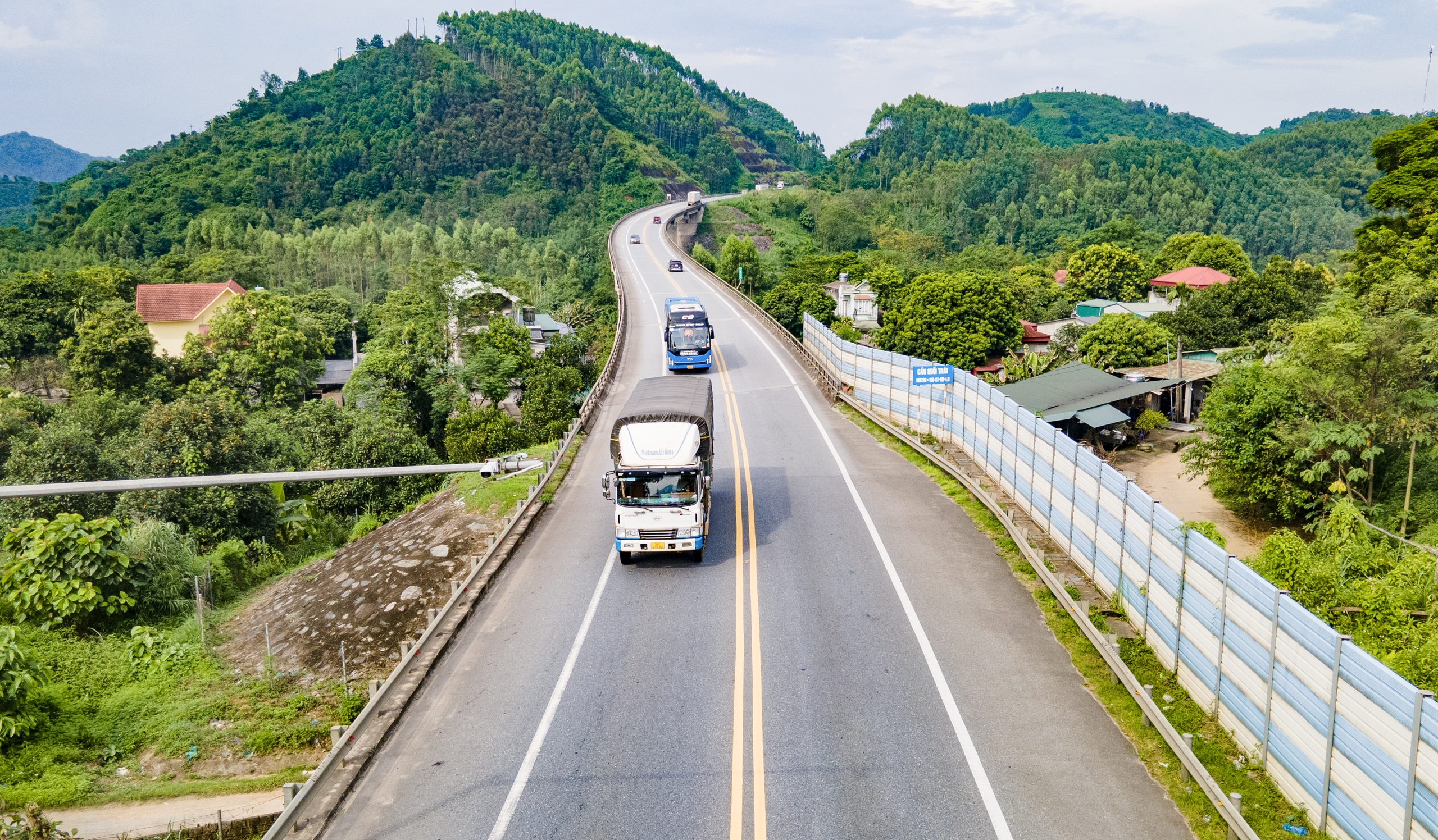 Bắt trọn nhịp thi c&ocirc;ng ng&agrave;y đ&ecirc;m tr&ecirc;n tuyến cao tốc Y&ecirc;n B&aacute;i - L&agrave;o Cai- Ảnh 18.