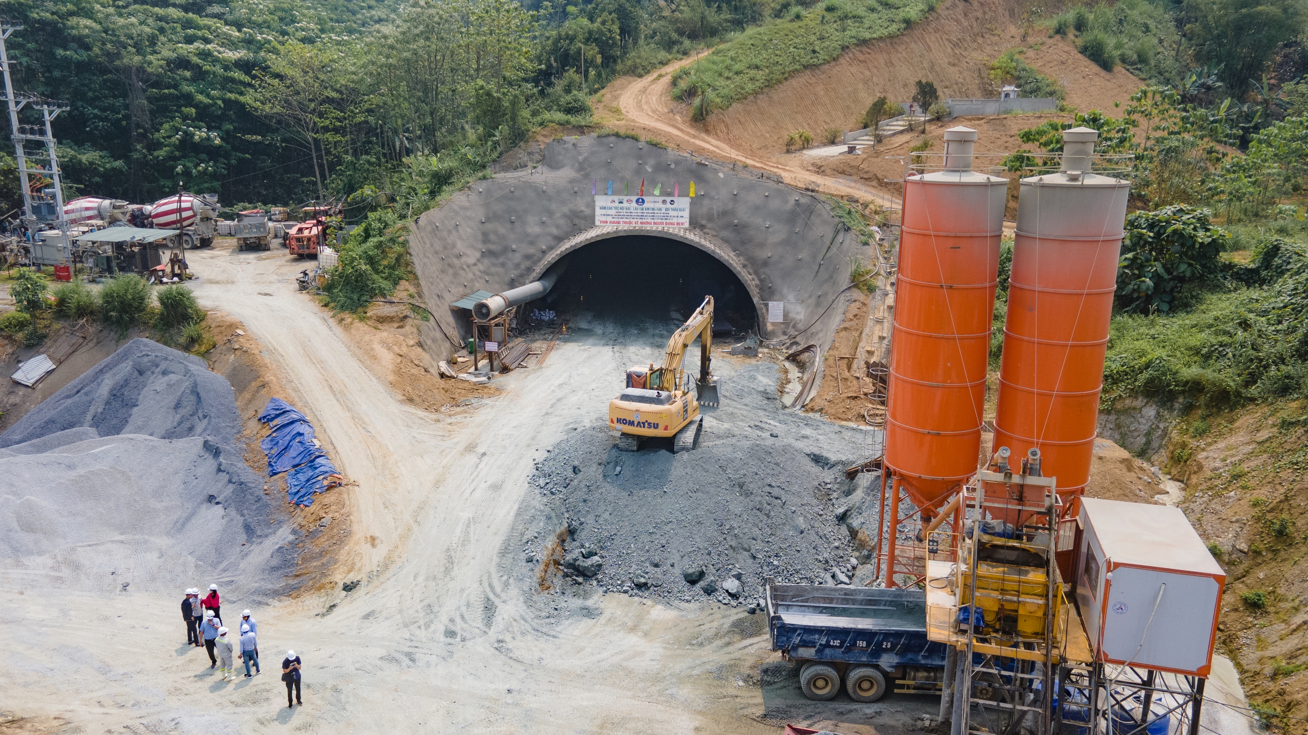 Bắt trọn nhịp thi c&ocirc;ng ng&agrave;y đ&ecirc;m tr&ecirc;n tuyến cao tốc Y&ecirc;n B&aacute;i - L&agrave;o Cai- Ảnh 10.