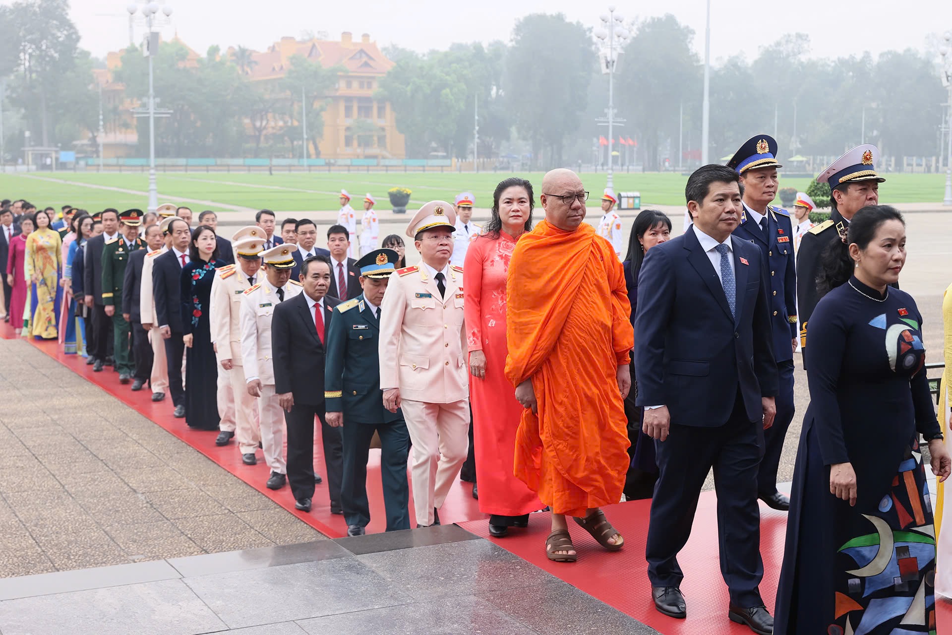 Đại biểu Quốc hội kh&oacute;a XVI v&agrave;o Lăng viếng Chủ tịch Hồ Ch&iacute; Minh trước giờ khai mạc- Ảnh 4.