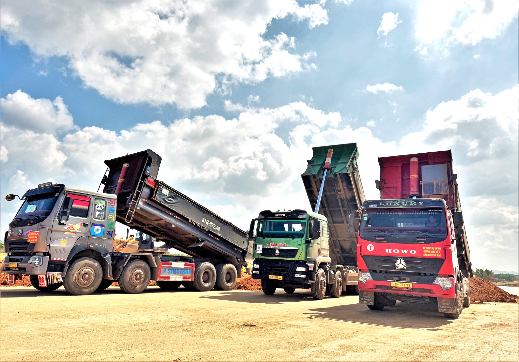 Đẫm mồ h&ocirc;i tr&ecirc;n c&ocirc;ng trường thi c&ocirc;ng mở rộng Cảng h&agrave;ng kh&ocirc;ng Ph&ugrave; C&aacute;t- Ảnh 2.