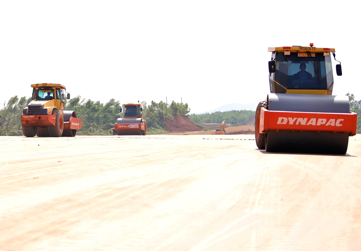 Đẫm mồ h&ocirc;i tr&ecirc;n c&ocirc;ng trường thi c&ocirc;ng mở rộng Cảng h&agrave;ng kh&ocirc;ng Ph&ugrave; C&aacute;t- Ảnh 4.