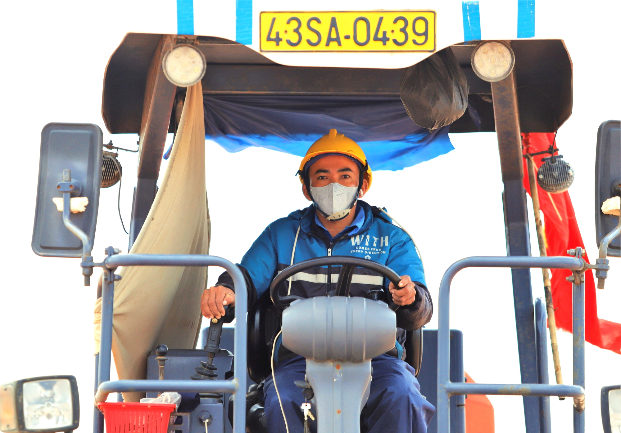 Đẫm mồ h&ocirc;i tr&ecirc;n c&ocirc;ng trường thi c&ocirc;ng mở rộng Cảng h&agrave;ng kh&ocirc;ng Ph&ugrave; C&aacute;t- Ảnh 5.