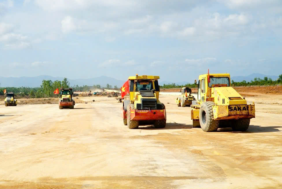 Đẫm mồ h&ocirc;i tr&ecirc;n c&ocirc;ng trường thi c&ocirc;ng mở rộng Cảng h&agrave;ng kh&ocirc;ng Ph&ugrave; C&aacute;t- Ảnh 8.