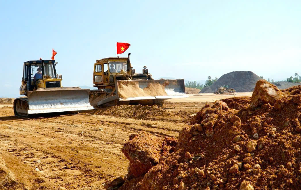 Đẫm mồ h&ocirc;i tr&ecirc;n c&ocirc;ng trường thi c&ocirc;ng mở rộng Cảng h&agrave;ng kh&ocirc;ng Ph&ugrave; C&aacute;t- Ảnh 6.