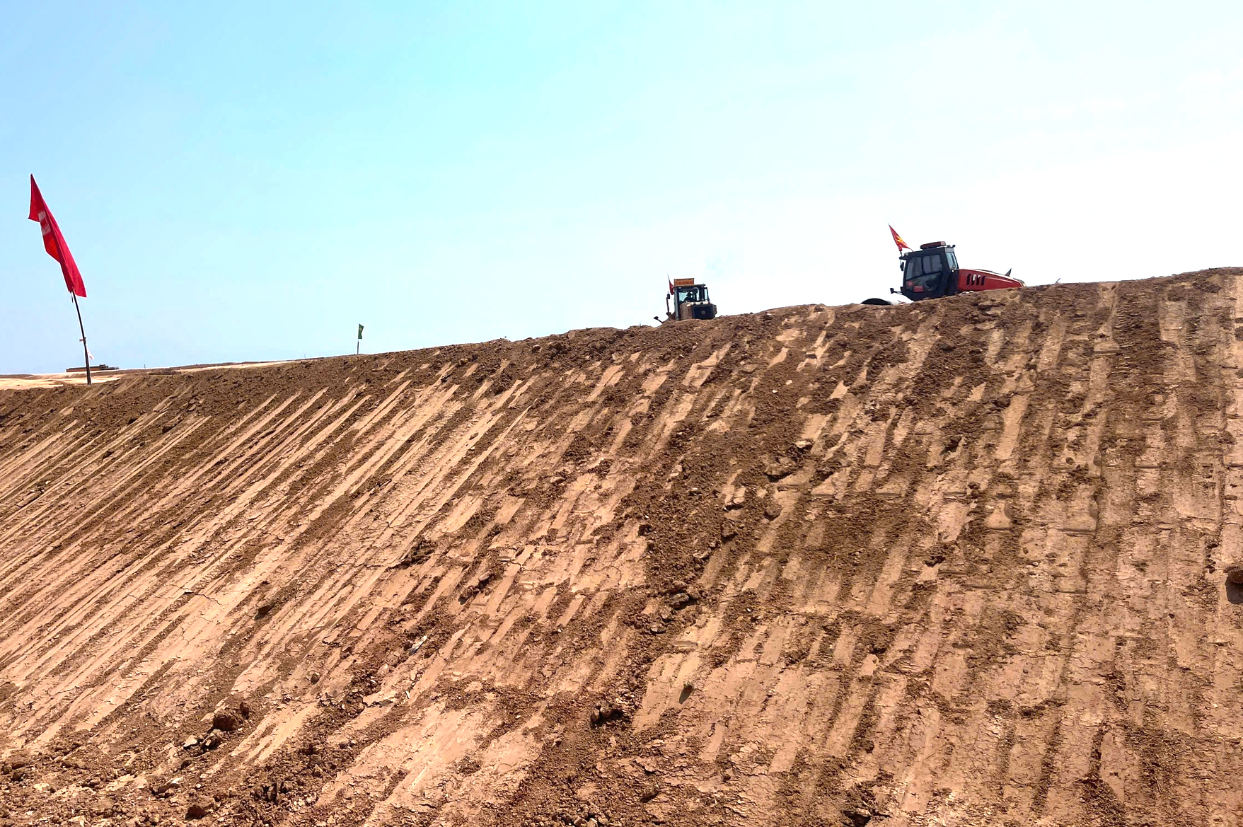 Đẫm mồ h&ocirc;i tr&ecirc;n c&ocirc;ng trường thi c&ocirc;ng mở rộng Cảng h&agrave;ng kh&ocirc;ng Ph&ugrave; C&aacute;t- Ảnh 7.