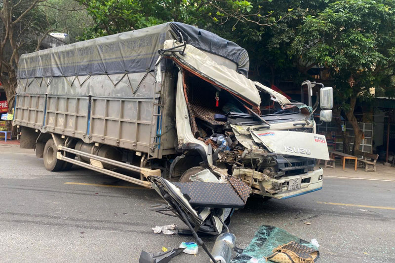 &Ocirc; t&ocirc; tải bị hư hỏng nặng phần đầu xe sau vụ tai nạn.