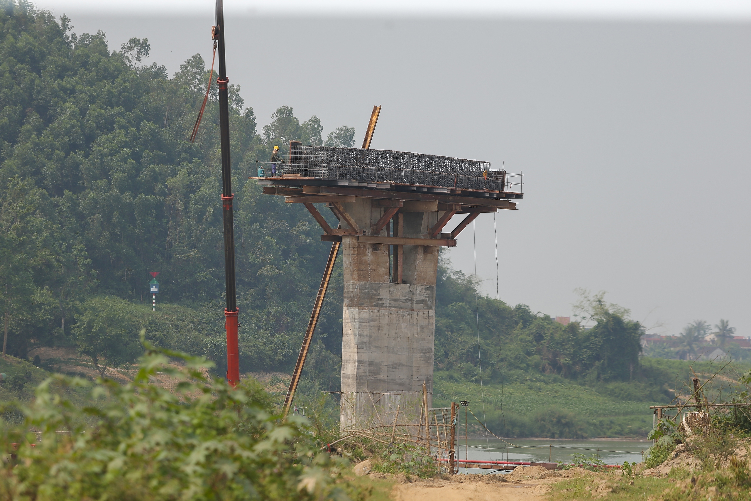 Nghệ An: Quyết tâm vượt tiến độ dự án cầu 200 tỷ bắc qua sông Lam- Ảnh 2. Nghệ An: Quyết tâm vượt tiến độ dự án cầu 200 tỷ bắc qua sông Lam- Ảnh 2.