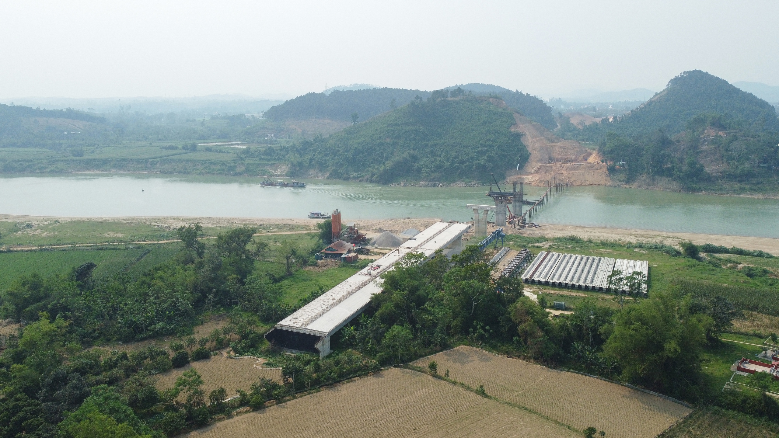 Nghệ An: Quyết tâm vượt tiến độ dự án cầu 200 tỷ bắc qua sông Lam- Ảnh 1. Nghệ An: Quyết tâm vượt tiến độ dự án cầu 200 tỷ bắc qua sông Lam- Ảnh 1.