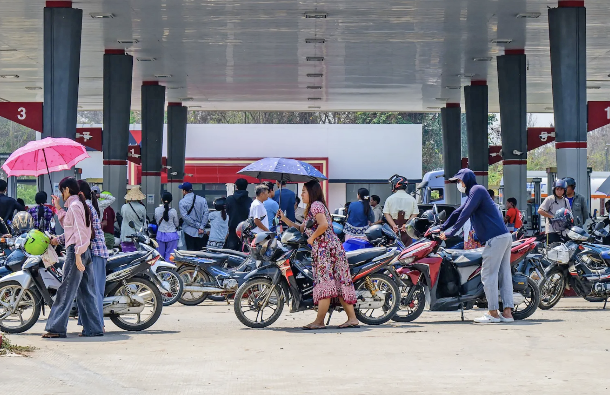 Myanmar hạn chế xe theo biển chẵn lẻ, bán xăng dầu qua mã QR- Ảnh 1. Myanmar hạn chế xe theo biển chẵn lẻ, bán xăng dầu qua mã QR- Ảnh 1.