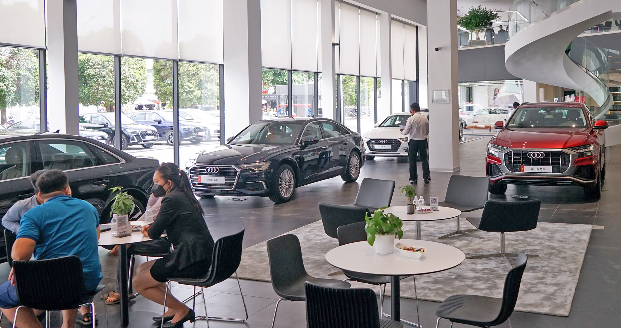 Doanh số giảm mạnh, xe sang đua điện hóa- Ảnh 1. Doanh số giảm mạnh, xe sang đua điện hóa- Ảnh 1.