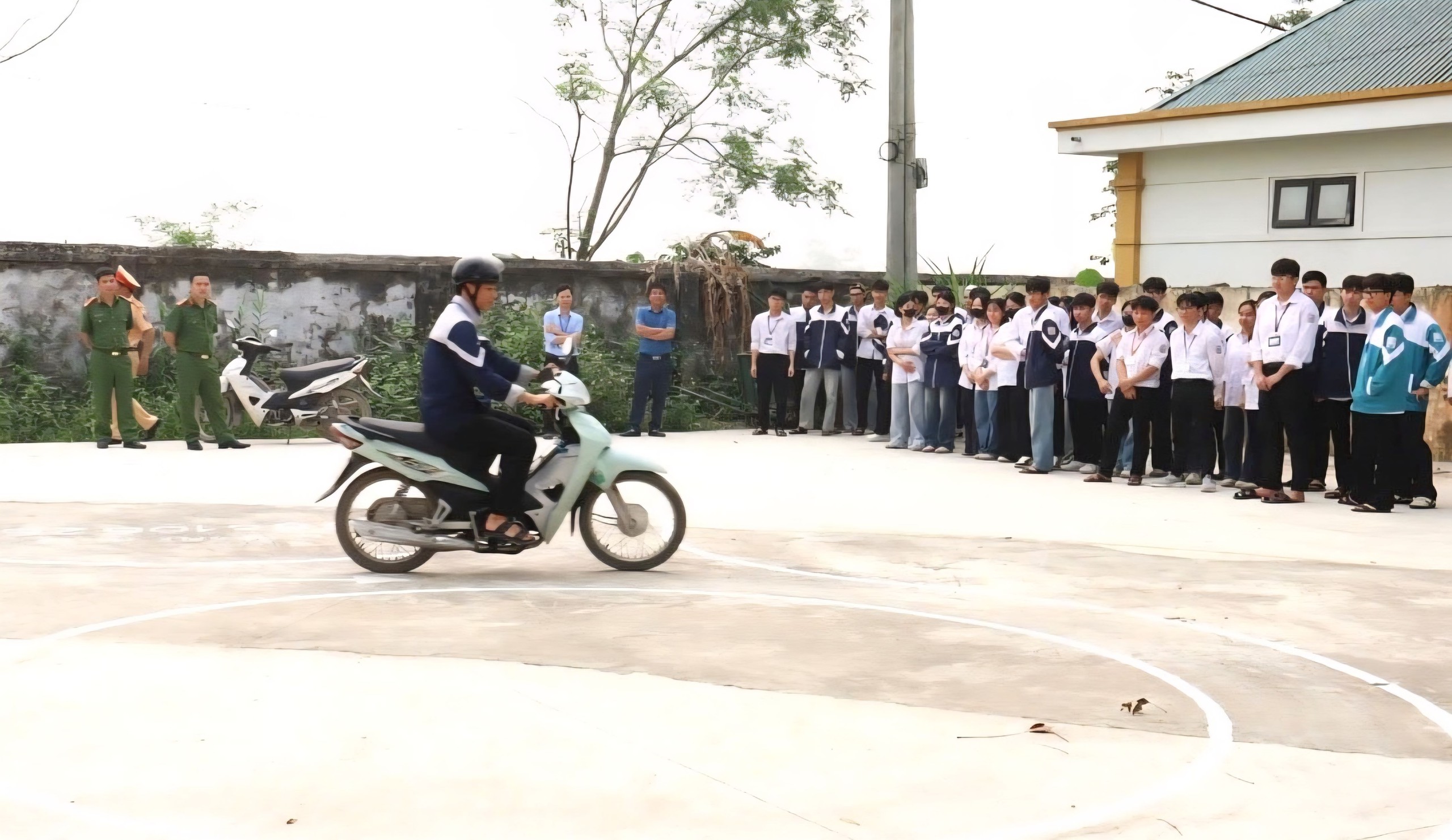 Hướng dẫn kỹ năng tham gia giao th&ocirc;ng an to&agrave;n cho hơn 1.300 học sinh, gi&aacute;o vi&ecirc;n Ninh B&igrave;nh- Ảnh 2.