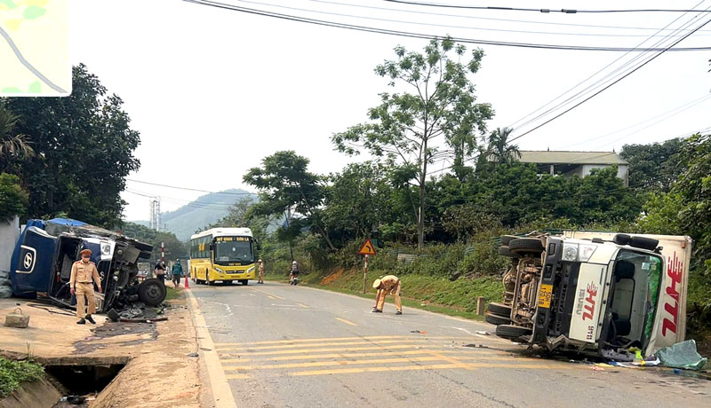 Hiện trường vụ tai nạn giao thông trên QL6 khiến 1 người bị thương. Hiện trường vụ tai nạn giao thông trên QL6 khiến 1 người bị thương.