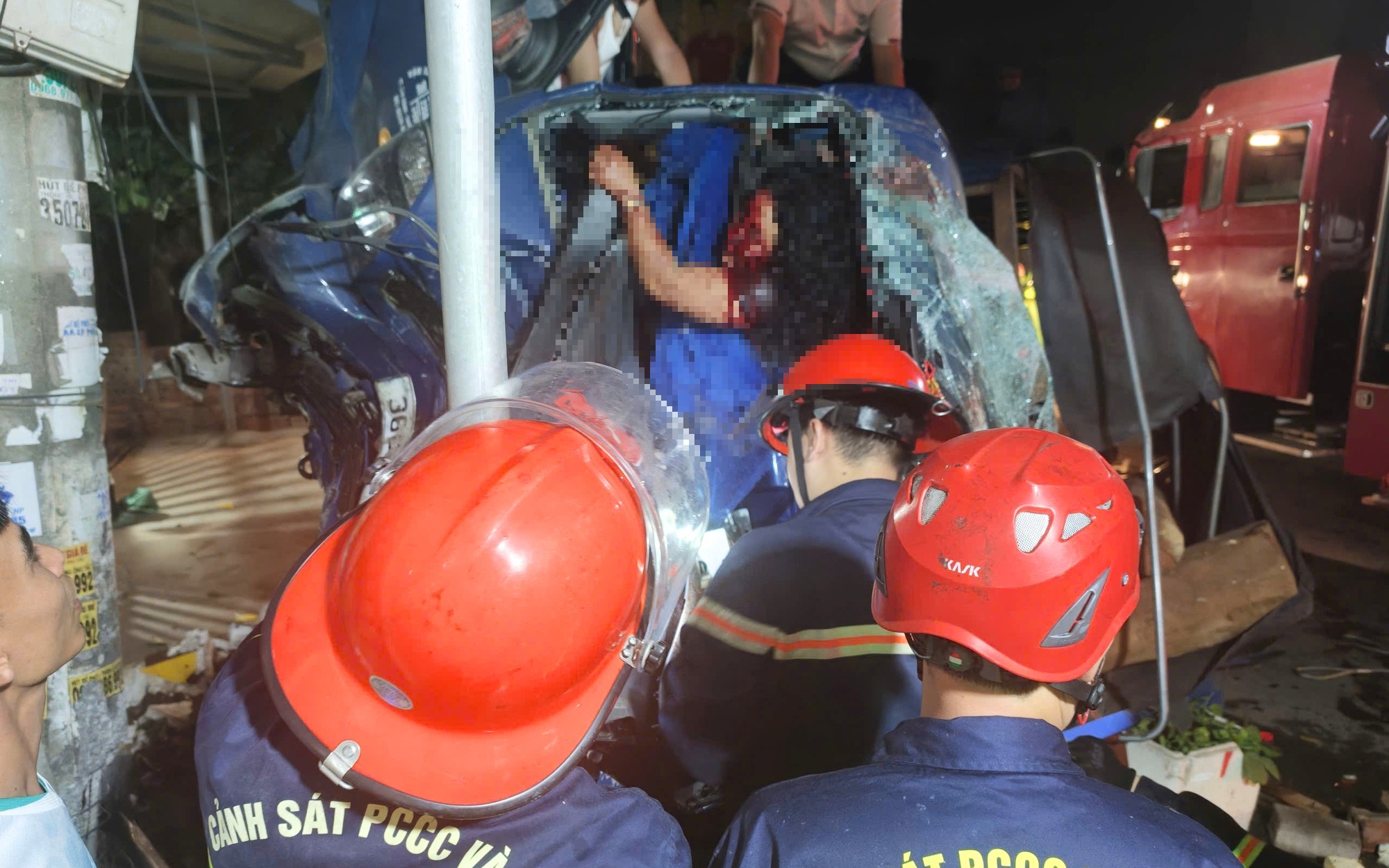 Cảnh s&aacute;t PCCC kịp thời cứu người đ&agrave;n &ocirc;ng h&ocirc;n m&ecirc; mắc kẹt tr&ecirc;n tầng- Ảnh 4.