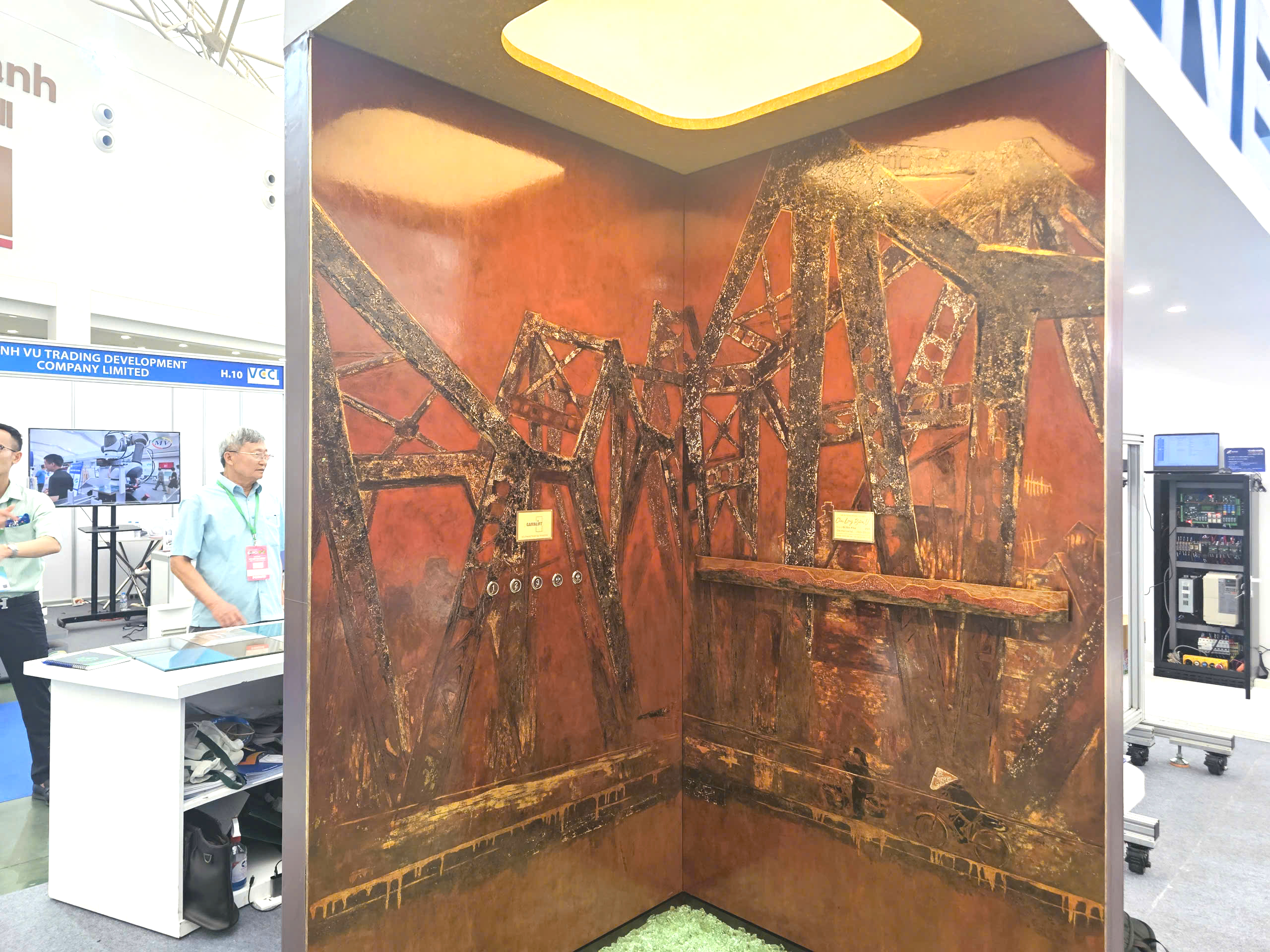 Mở lối nghệ thuật v&agrave;o kh&ocirc;ng gian thang m&aacute;y- Ảnh 2.