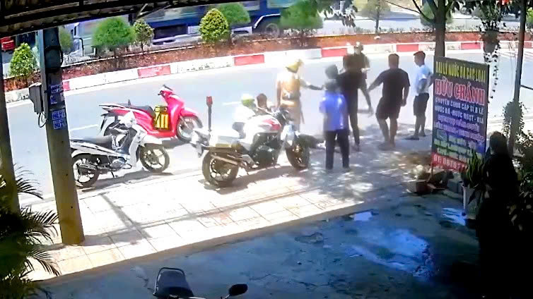 Sự thật sau clip bịa đặt về CSGT: Người vi phạm do kh&ocirc;ng c&oacute; bằng l&aacute;i hoảng sợ n&ecirc;n tự t&eacute;- Ảnh 1.