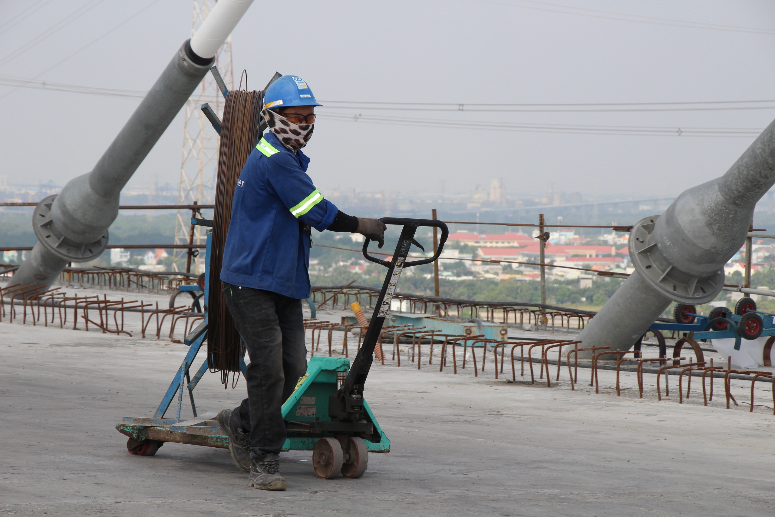 Dốc lực thi công cầu Phước Khánh để kịp về đích tháng 7- Ảnh 8. Dốc lực thi công cầu Phước Khánh để kịp về đích tháng 7- Ảnh 8.