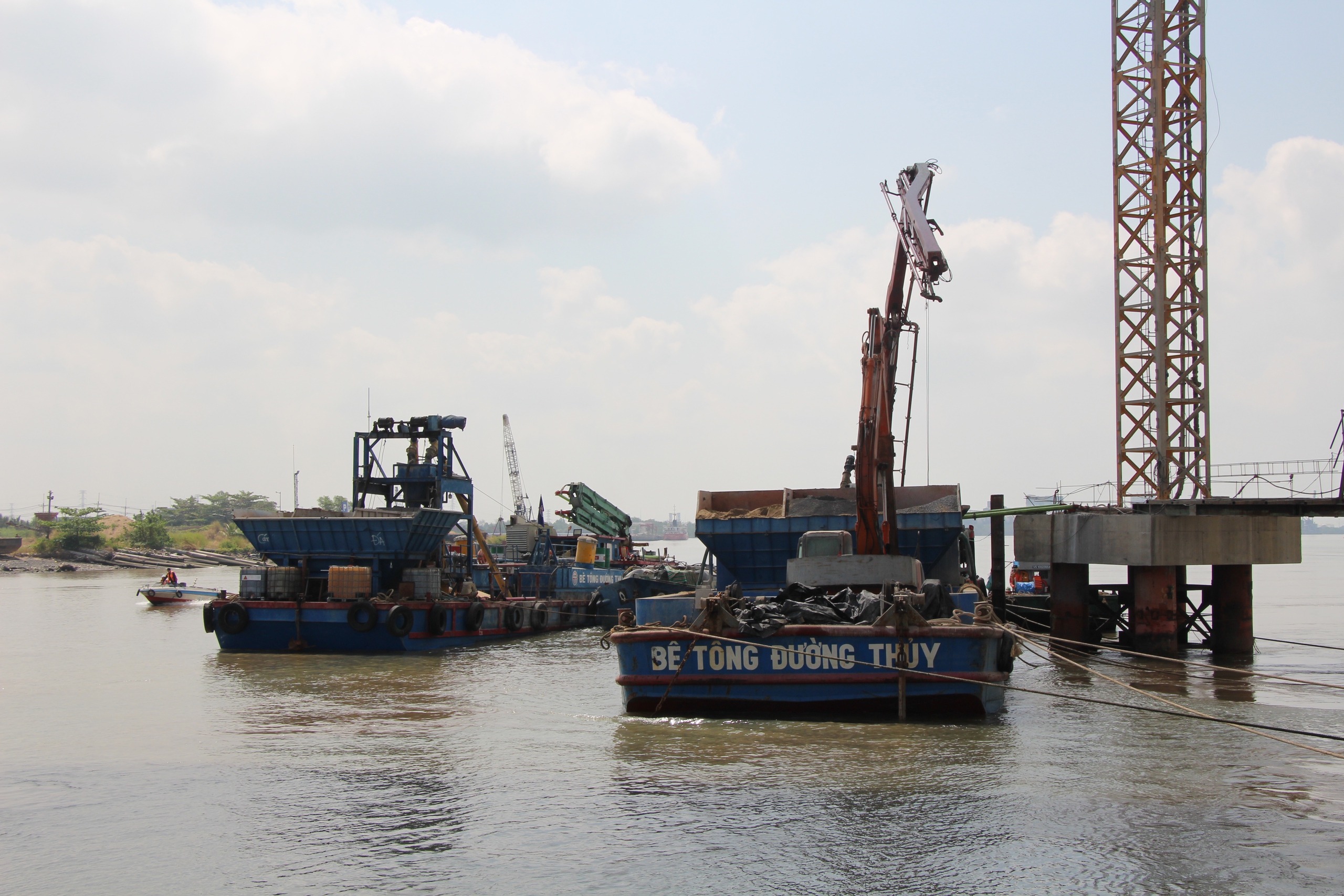 Dốc lực thi công cầu Phước Khánh để kịp về đích tháng 7- Ảnh 4. Dốc lực thi công cầu Phước Khánh để kịp về đích tháng 7- Ảnh 4.