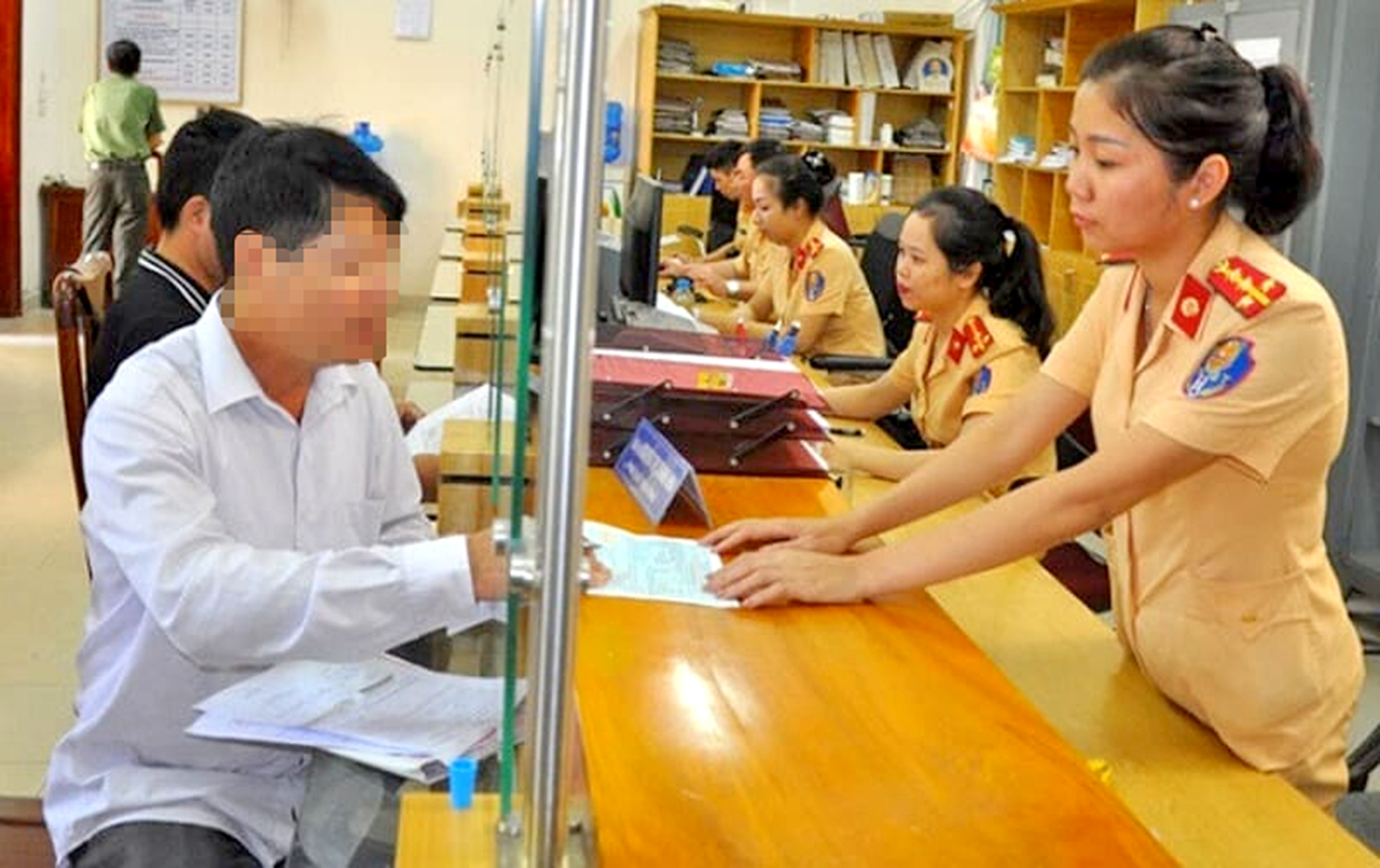 Chậm nộp phạt vi phạm giao thông có sao không?- Ảnh 1. Chậm nộp phạt vi phạm giao thông có sao không?- Ảnh 1.