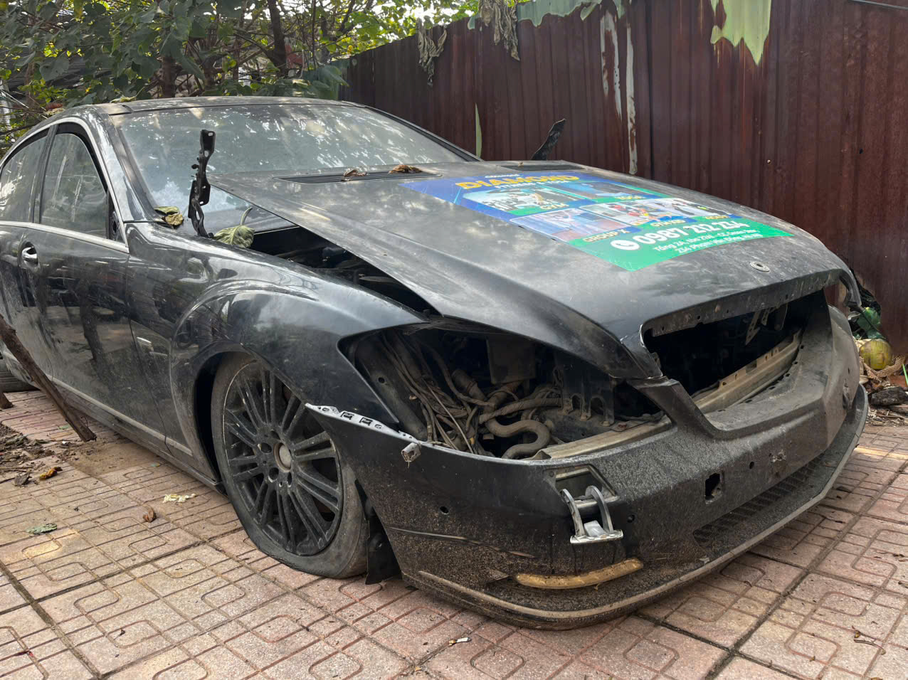 Những chiếc xe sang tiền tỷ bị bỏ quên trên phố- Ảnh 1. Những chiếc xe sang tiền tỷ bị bỏ quên trên phố- Ảnh 1.