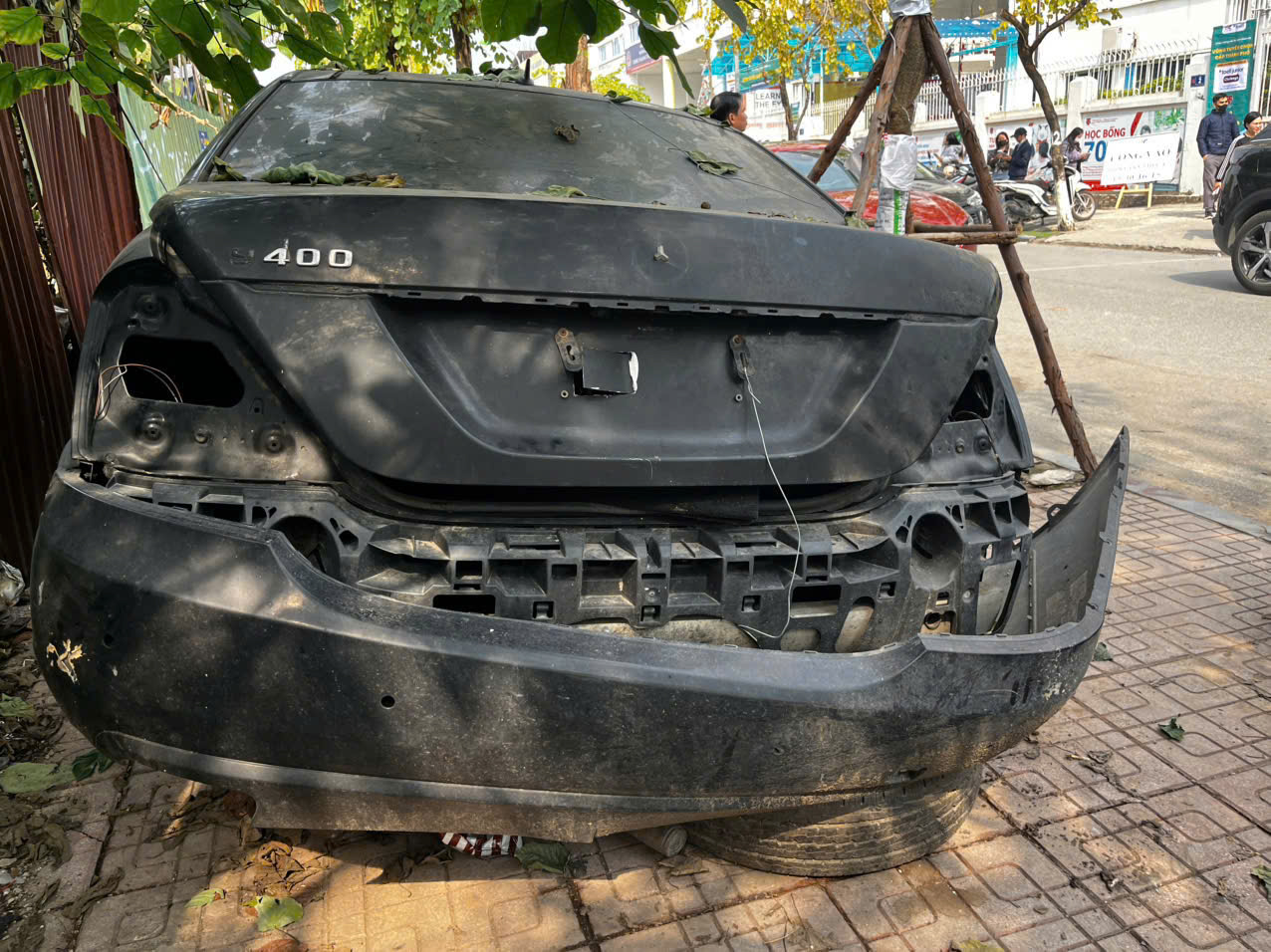 Những chiếc xe sang tiền tỷ bị bỏ quên trên phố- Ảnh 3. Những chiếc xe sang tiền tỷ bị bỏ quên trên phố- Ảnh 3.