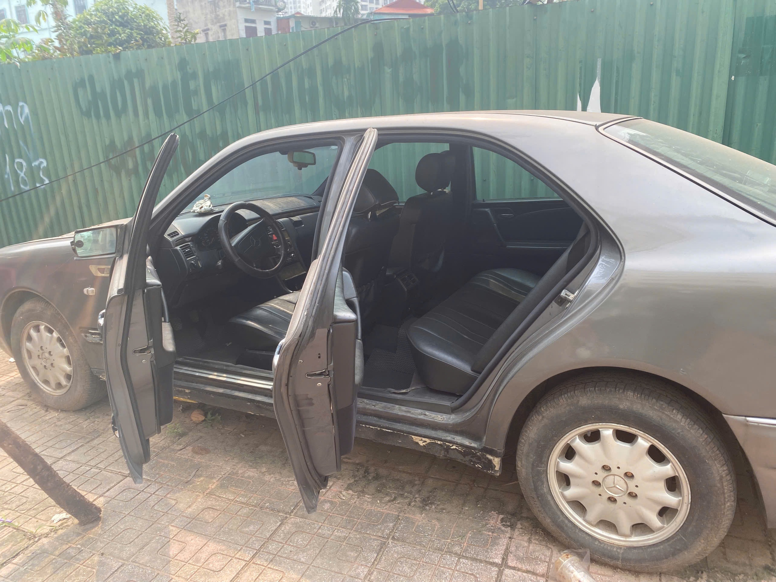 Những chiếc xe sang tiền tỷ bị bỏ quên trên phố- Ảnh 8. Những chiếc xe sang tiền tỷ bị bỏ quên trên phố- Ảnh 8.