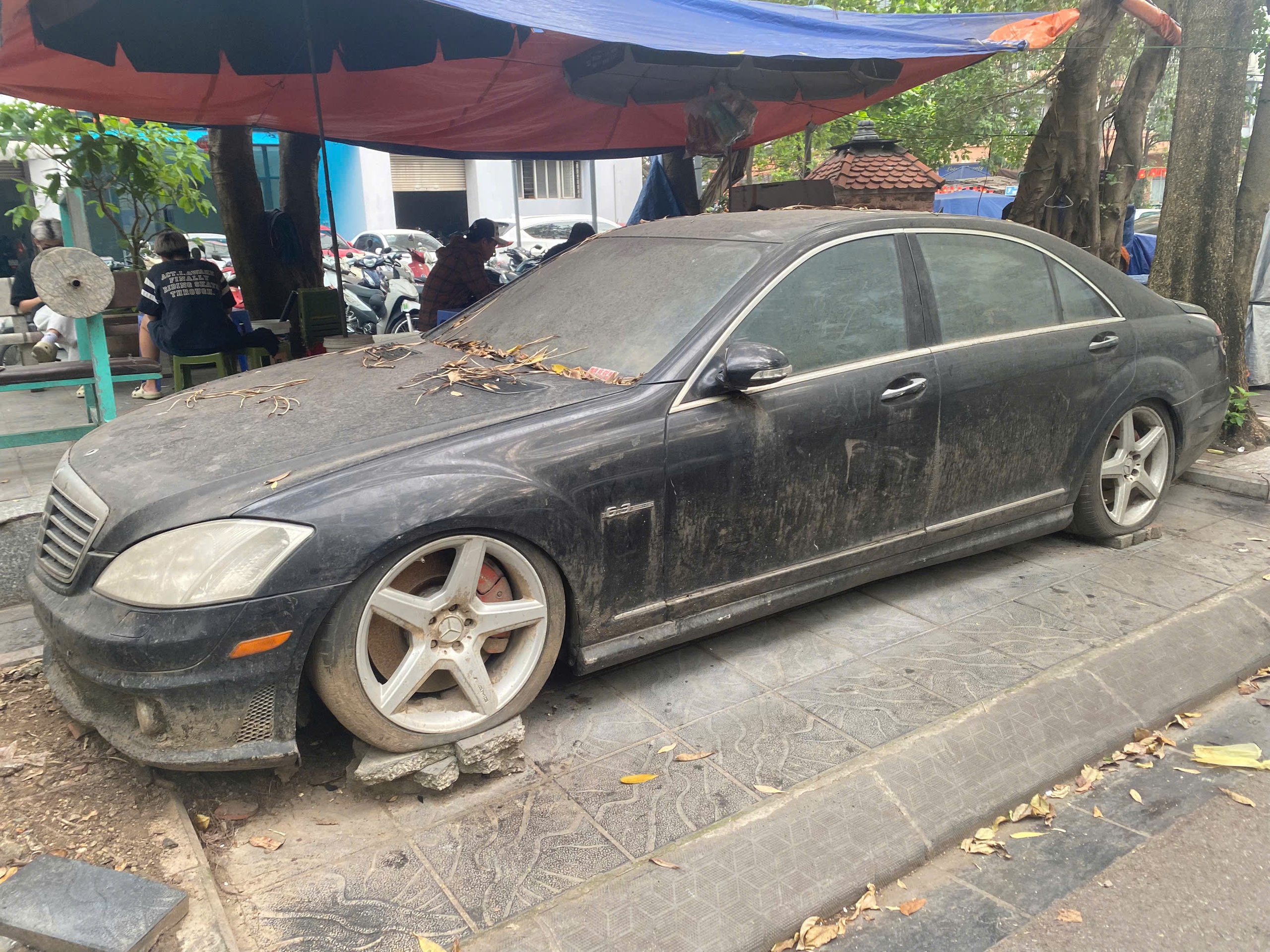 Những chiếc xe sang tiền tỷ bị bỏ quên trên phố- Ảnh 11. Những chiếc xe sang tiền tỷ bị bỏ quên trên phố- Ảnh 11.