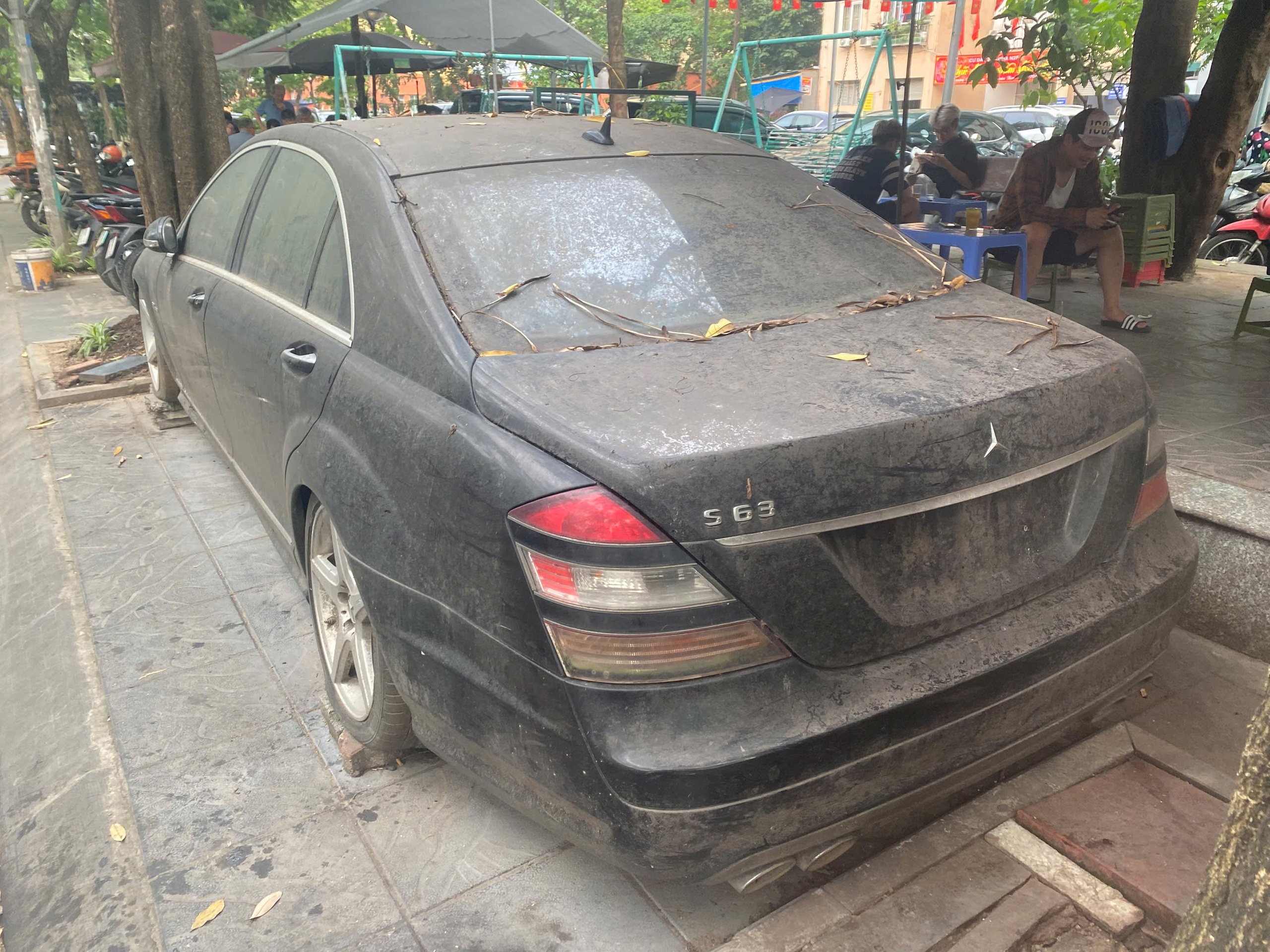 Những chiếc xe sang tiền tỷ bị bỏ quên trên phố- Ảnh 12. Những chiếc xe sang tiền tỷ bị bỏ quên trên phố- Ảnh 12.