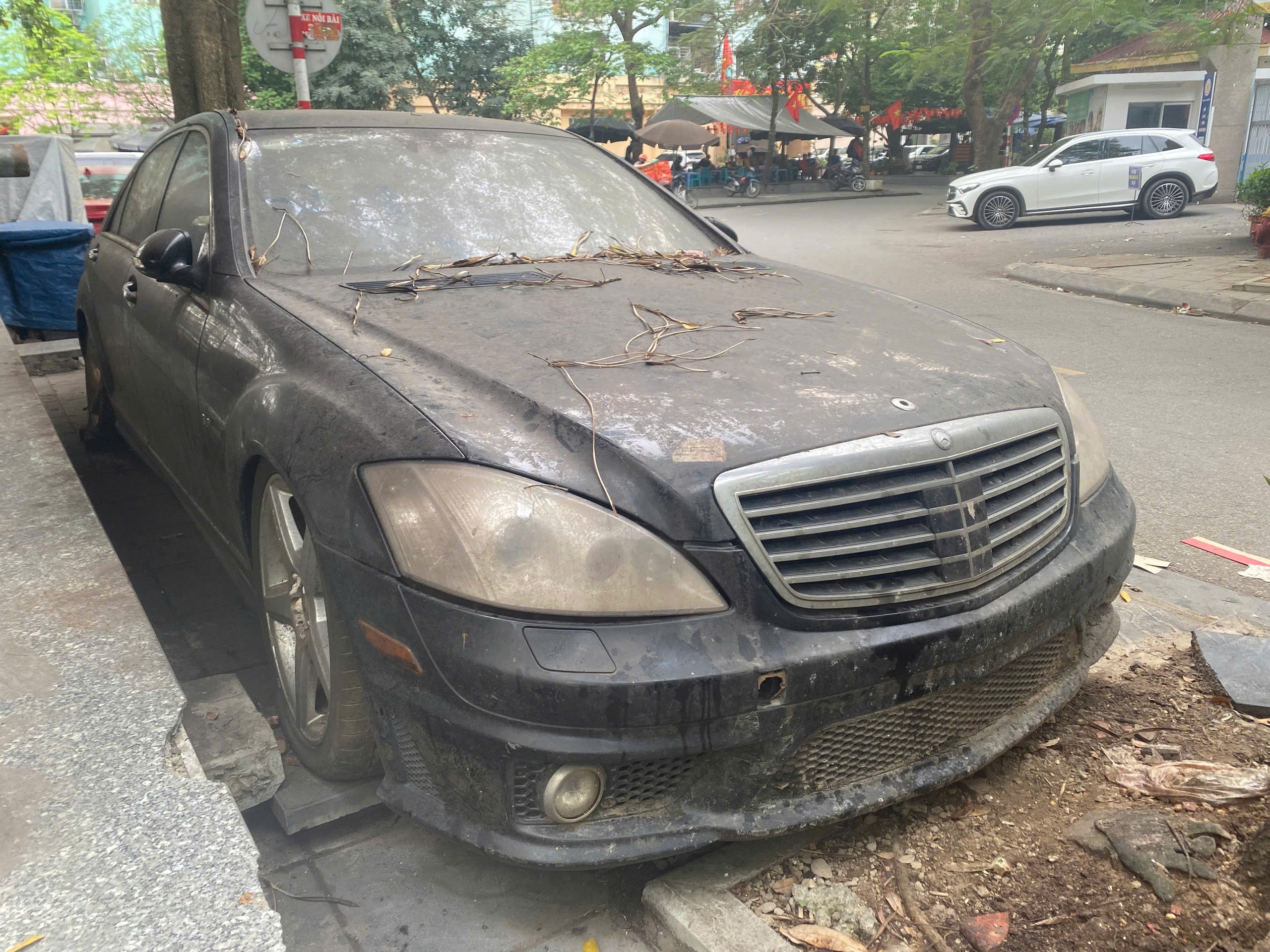 Những chiếc xe sang tiền tỷ bị bỏ quên trên phố- Ảnh 10. Những chiếc xe sang tiền tỷ bị bỏ quên trên phố- Ảnh 10.